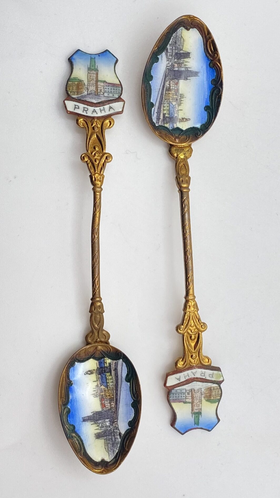 TÊTE-À-TÊTES DI TAZZINE IN PORCELLANA DORATA, CON CUCCHIAINI SMALTATI ORIGINALI. SOUVENIR VINTAGE ANNI ‘50 ca. PRAGA - immagine 7