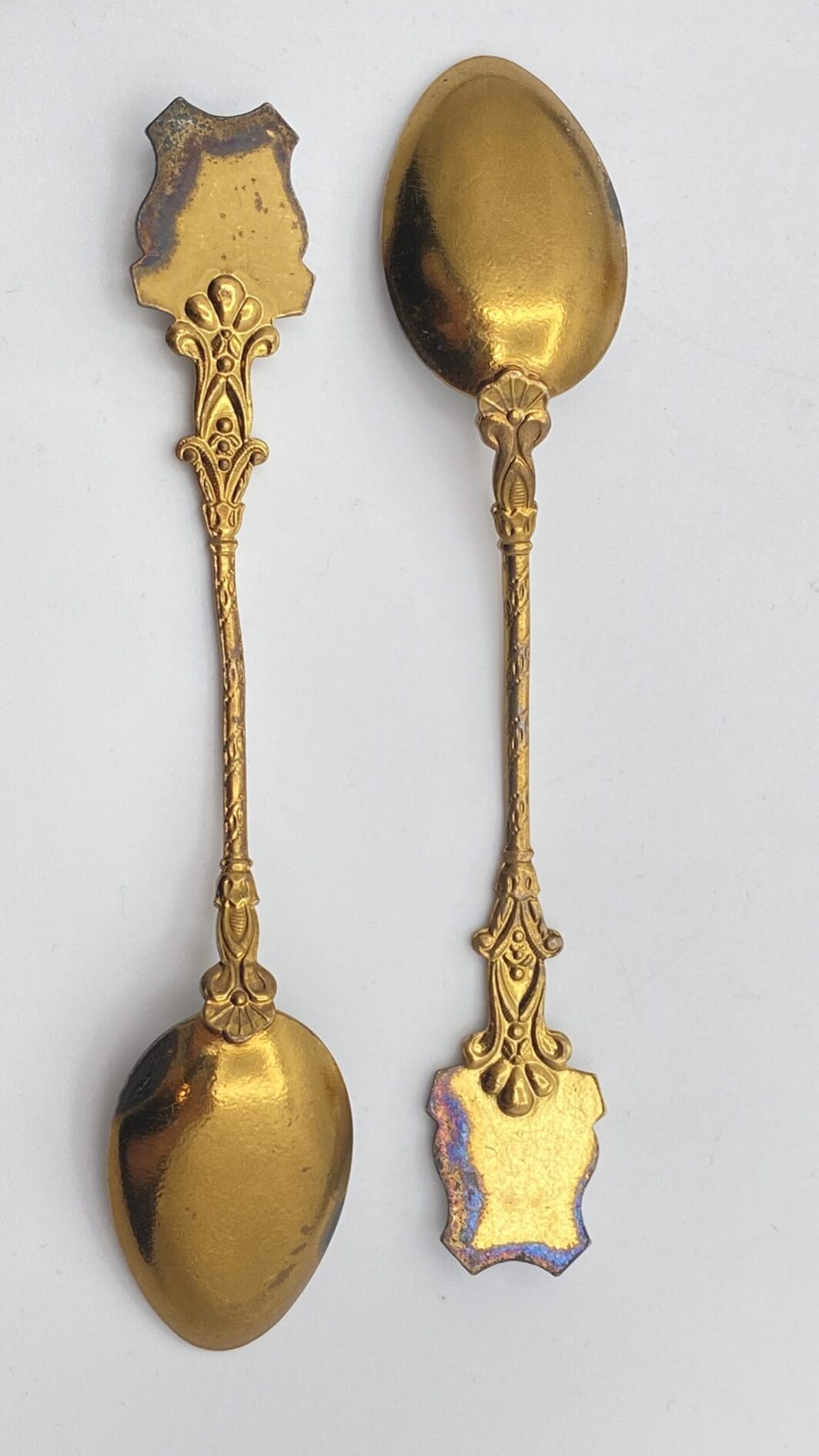 TÊTE-À-TÊTES DI TAZZINE IN PORCELLANA DORATA, CON CUCCHIAINI SMALTATI ORIGINALI. SOUVENIR VINTAGE ANNI ‘50 ca. PRAGA - immagine 8