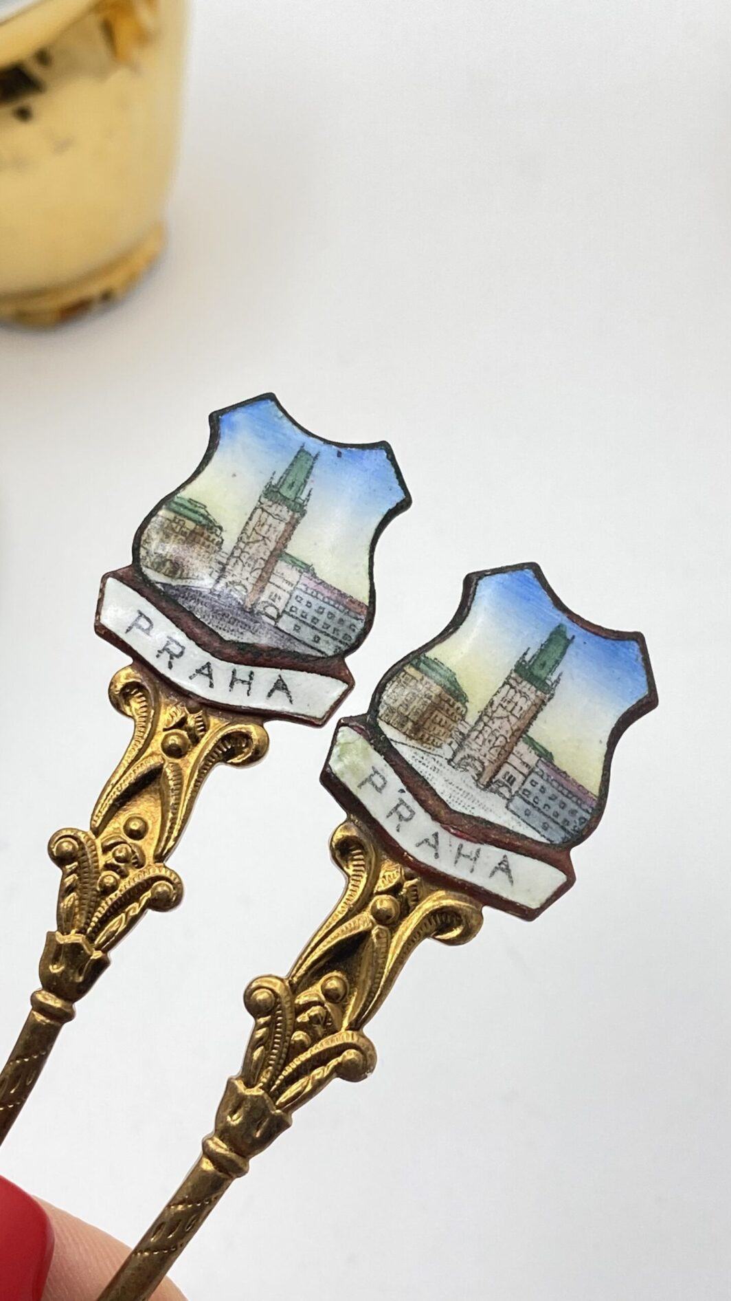TÊTE-À-TÊTES DI TAZZINE IN PORCELLANA DORATA, CON CUCCHIAINI SMALTATI ORIGINALI. SOUVENIR VINTAGE ANNI ‘50 ca. PRAGA - immagine 9