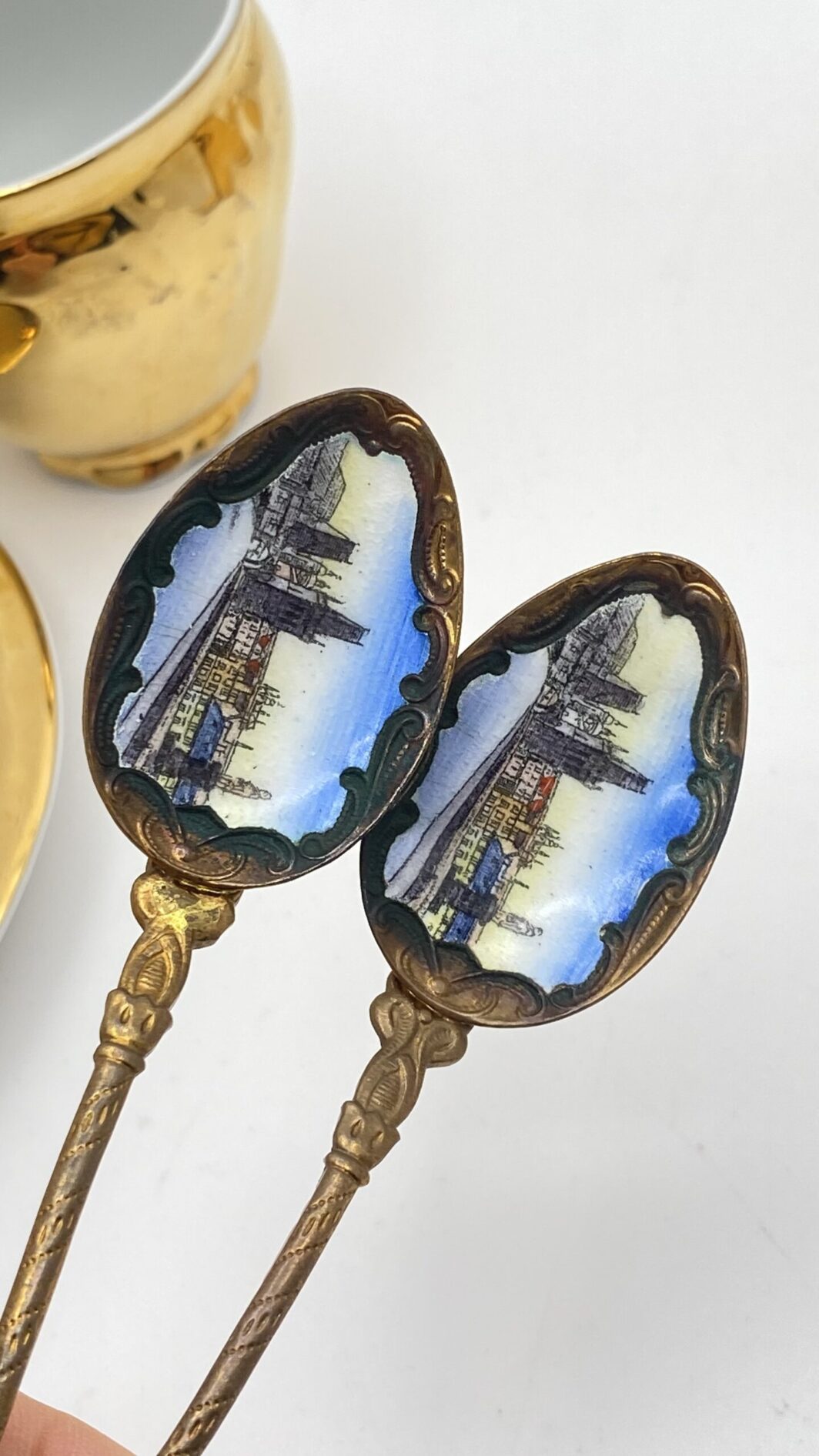 TÊTE-À-TÊTES DI TAZZINE IN PORCELLANA DORATA, CON CUCCHIAINI SMALTATI ORIGINALI. SOUVENIR VINTAGE ANNI ‘50 ca. PRAGA - immagine 10
