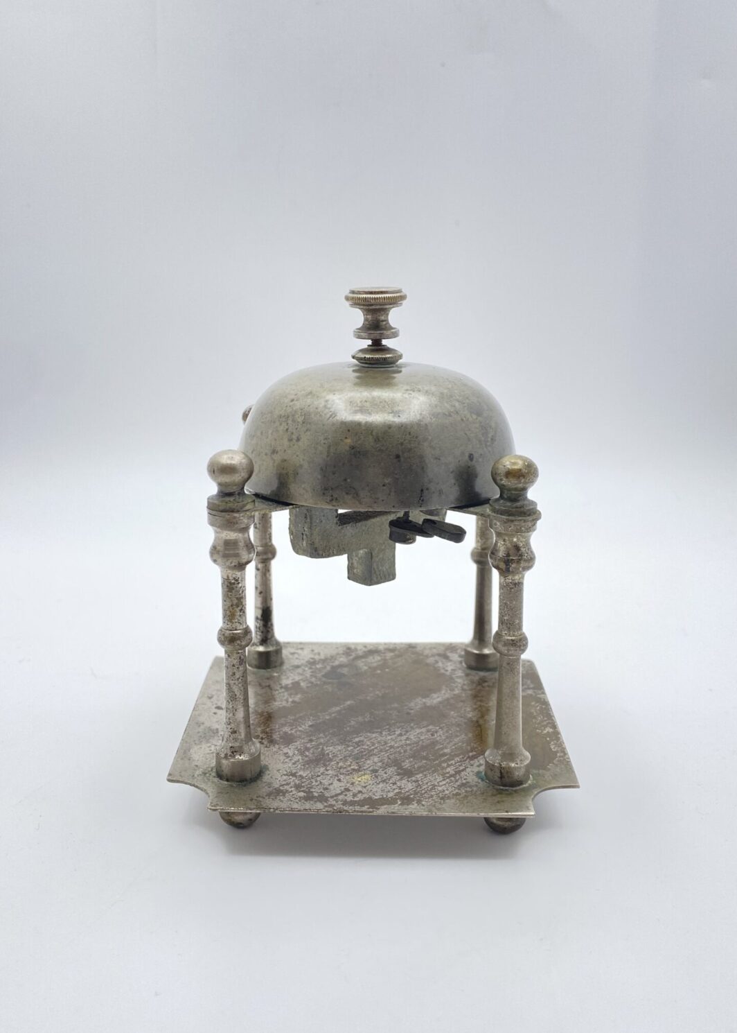 RARISSIMO E ORIGINALE CAMPANELLO DA TAVOLO VITTORIANO IN METALLO ARGENTATO A FORMA DI EDICOLA. XIX sec.