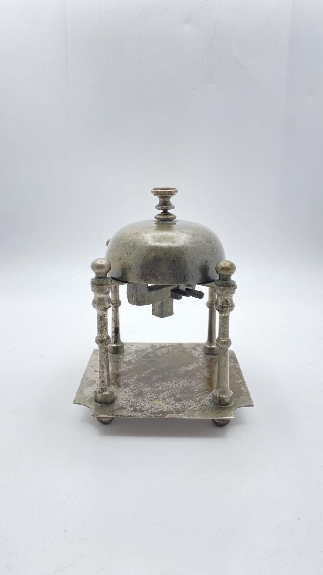 RARISSIMO E ORIGINALE CAMPANELLO DA TAVOLO VITTORIANO IN METALLO ARGENTATO A FORMA DI EDICOLA. XIX sec.
