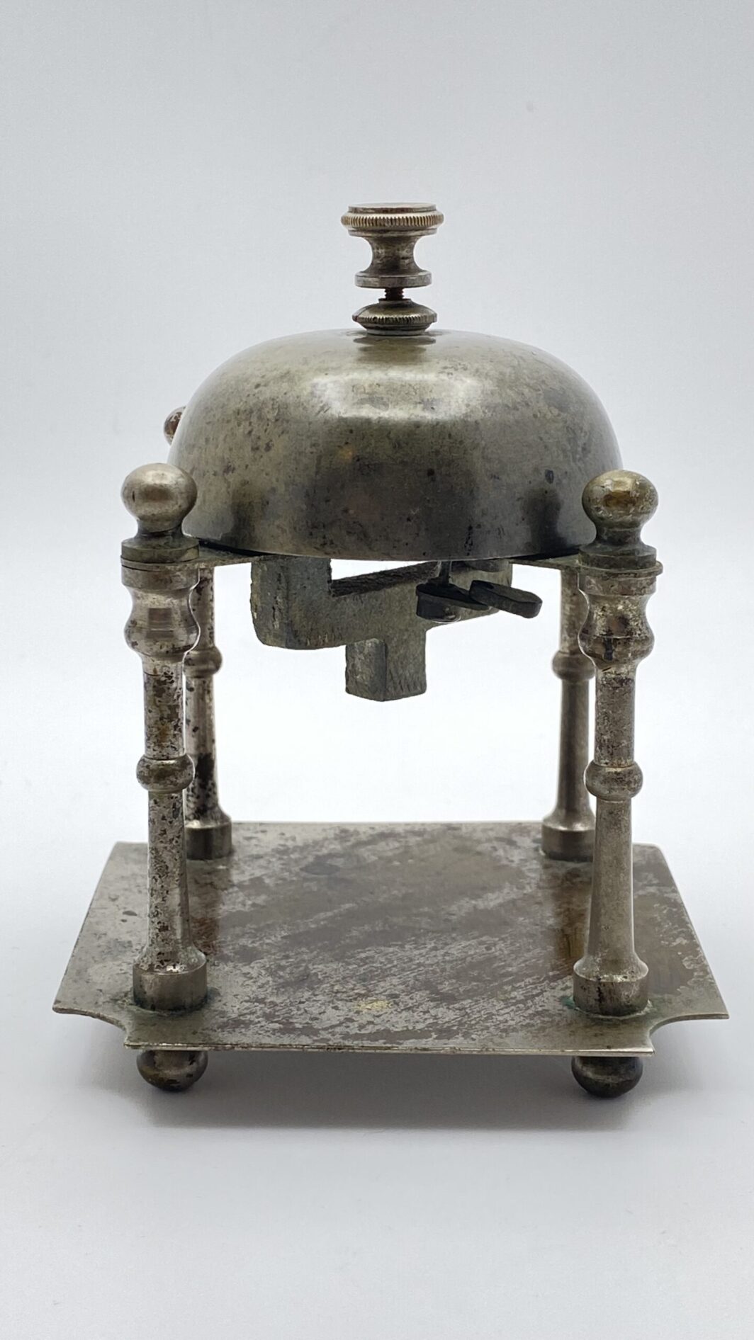 RARISSIMO E ORIGINALE CAMPANELLO DA TAVOLO VITTORIANO IN METALLO ARGENTATO A FORMA DI EDICOLA. XIX sec. - immagine 3