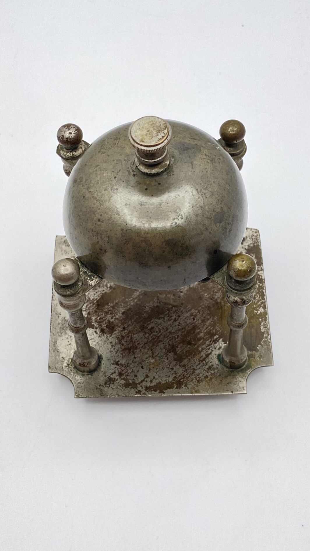 RARISSIMO E ORIGINALE CAMPANELLO DA TAVOLO VITTORIANO IN METALLO ARGENTATO A FORMA DI EDICOLA. XIX sec. - immagine 4