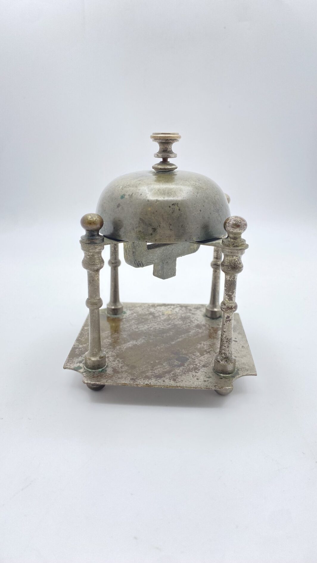 RARISSIMO E ORIGINALE CAMPANELLO DA TAVOLO VITTORIANO IN METALLO ARGENTATO A FORMA DI EDICOLA. XIX sec. - immagine 5