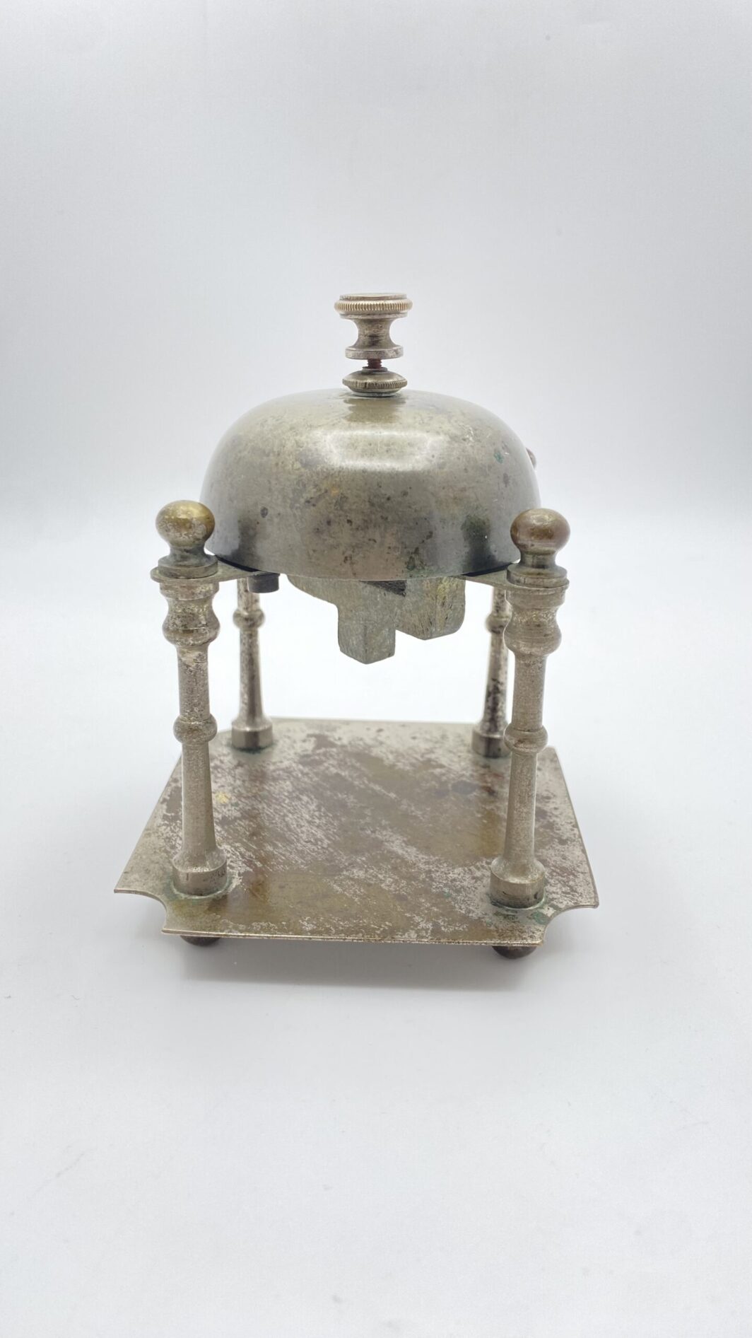 RARISSIMO E ORIGINALE CAMPANELLO DA TAVOLO VITTORIANO IN METALLO ARGENTATO A FORMA DI EDICOLA. XIX sec. - immagine 6