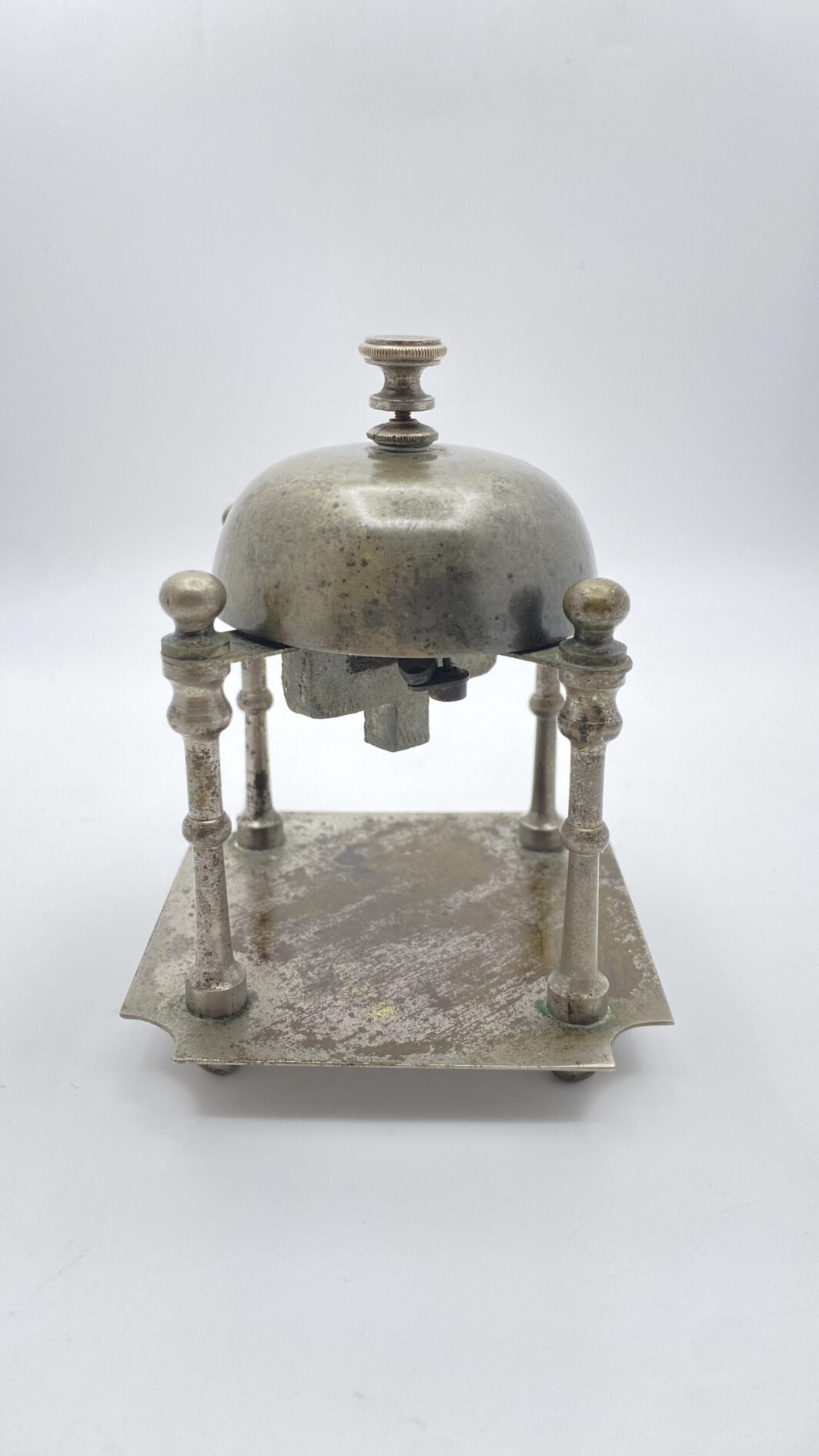 RARISSIMO E ORIGINALE CAMPANELLO DA TAVOLO VITTORIANO IN METALLO ARGENTATO A FORMA DI EDICOLA. XIX sec. - immagine 7