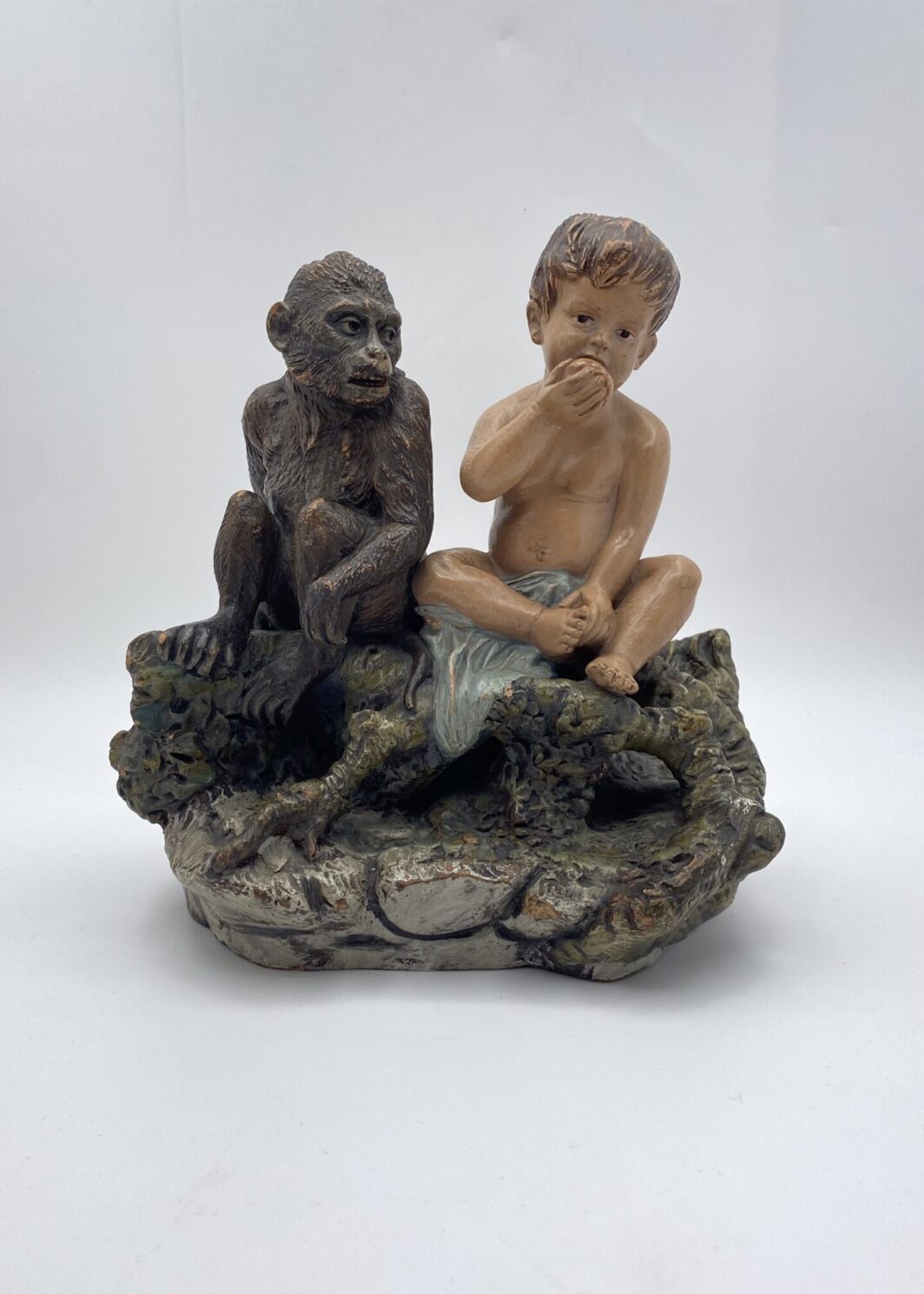 MERAVIGLIOSA E RARA SCULTURA IN TERRACOTTA POLICROMA SHUTZ MARK, A TIRATURA LIMITATA, FIRMATA DAL MAESTRO EGOISE, INTITOLATA “L’EGOISMO” REALIZZATA IN STILE ORIENTALISTA. GERMANIA, ANNO 1892.
