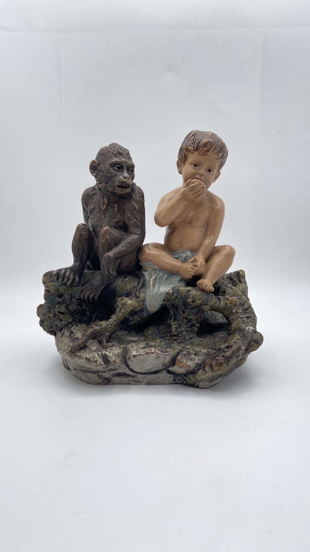 MERAVIGLIOSA E RARA SCULTURA IN TERRACOTTA POLICROMA SHUTZ MARK, A TIRATURA LIMITATA, FIRMATA DAL MAESTRO EGOISE, INTITOLATA “L’EGOISMO” REALIZZATA IN STILE ORIENTALISTA. GERMANIA, ANNO 1892.
