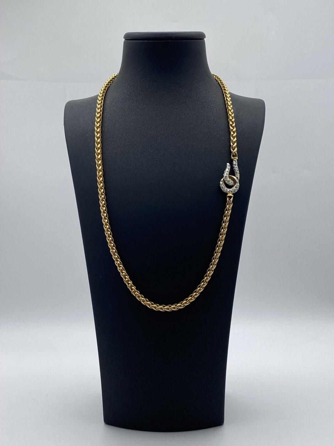 COLLANA IN METALLO GOLDTONE, UNSIGNED, CON CHIUSURA DI STRASS DIAMOND LIKE. U.S.A. ANNI ‘70/‘80. - immagine 6