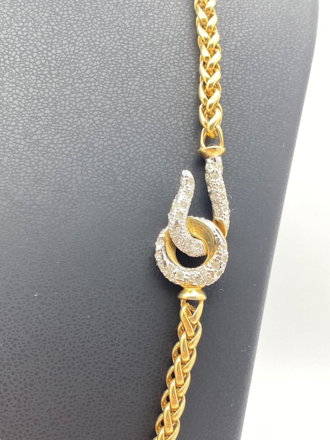 COLLANA IN METALLO GOLDTONE, UNSIGNED, CON CHIUSURA DI STRASS DIAMOND LIKE. U.S.A. ANNI ‘70/‘80. - immagine 2