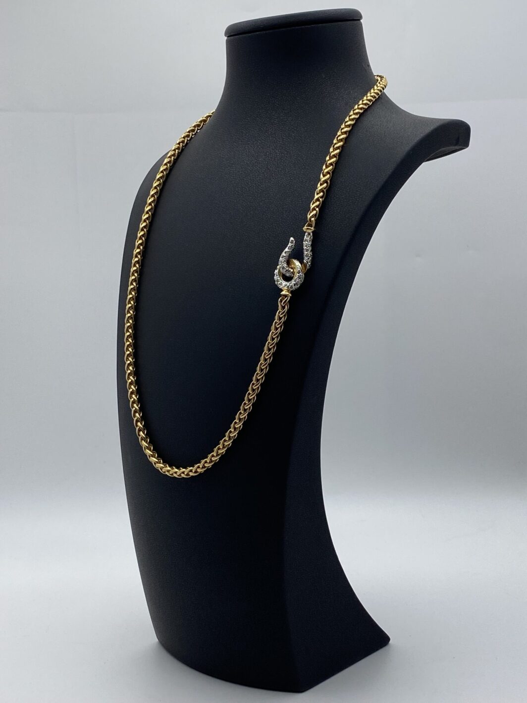 COLLANA IN METALLO GOLDTONE, UNSIGNED, CON CHIUSURA DI STRASS DIAMOND LIKE. U.S.A. ANNI ‘70/‘80. - immagine 4