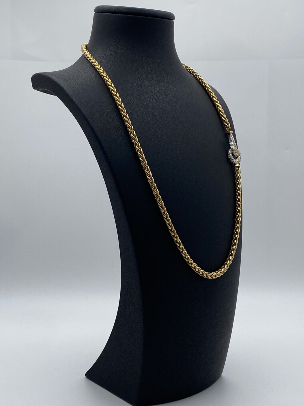 COLLANA IN METALLO GOLDTONE, UNSIGNED, CON CHIUSURA DI STRASS DIAMOND LIKE. U.S.A. ANNI ‘70/‘80. - immagine 5
