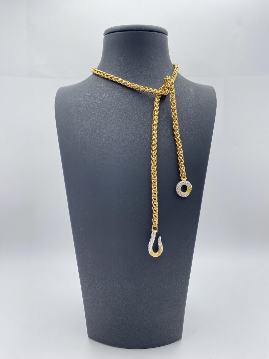 COLLANA IN METALLO GOLDTONE, UNSIGNED, CON CHIUSURA DI STRASS DIAMOND LIKE. U.S.A. ANNI ‘70/‘80. - immagine 3