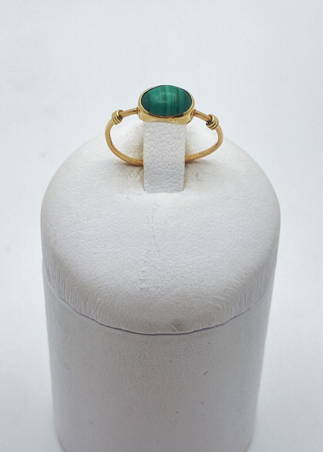 ANTICO ANELLO GEORGIANO IN ORO 9KT CON MALACHITE. INGHILTERRA, EPOCA GIORGIO IV, 1820 ca.
