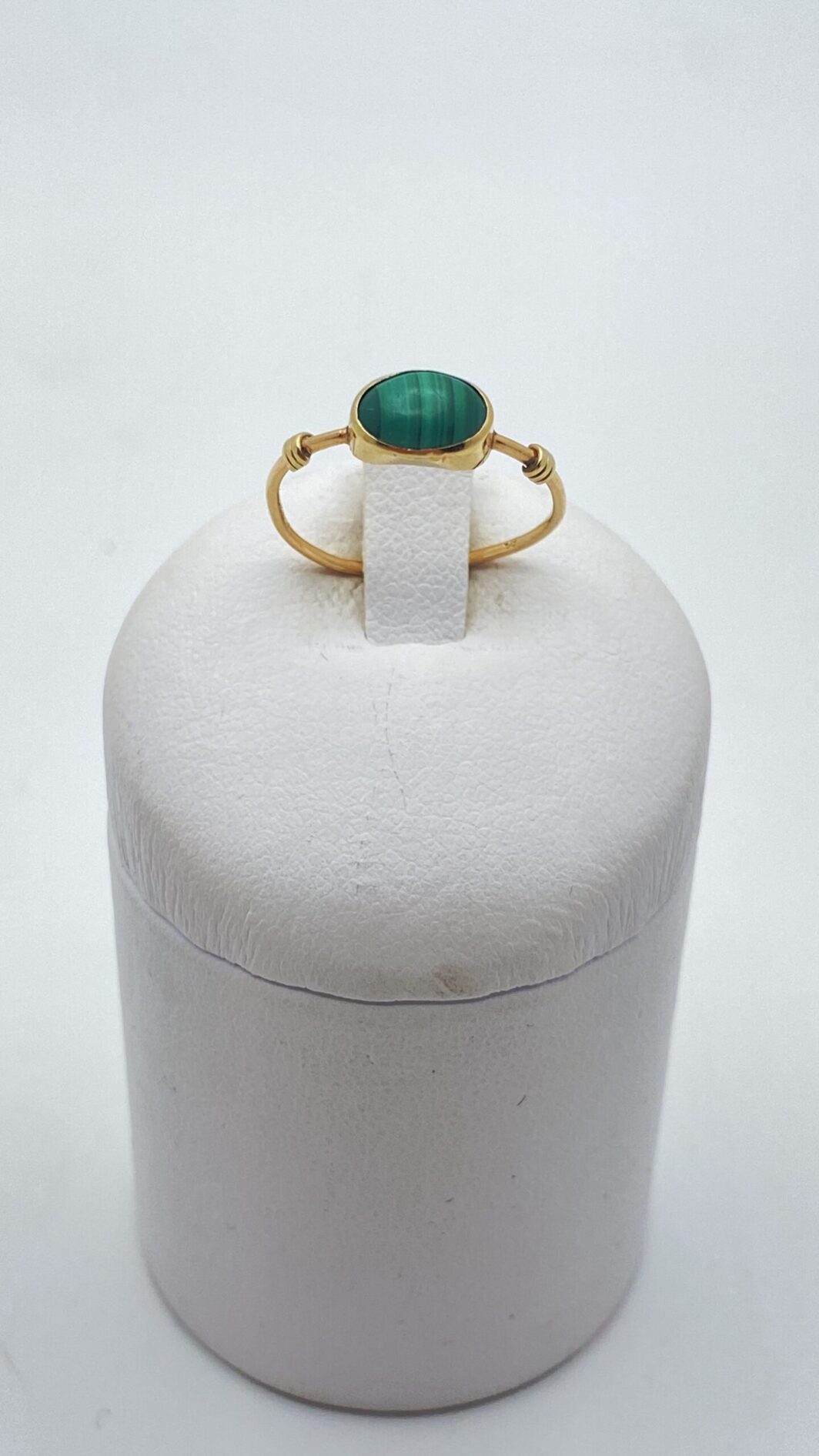 ANTICO ANELLO GEORGIANO IN ORO 9KT CON MALACHITE. INGHILTERRA, EPOCA GIORGIO IV, 1820 ca.