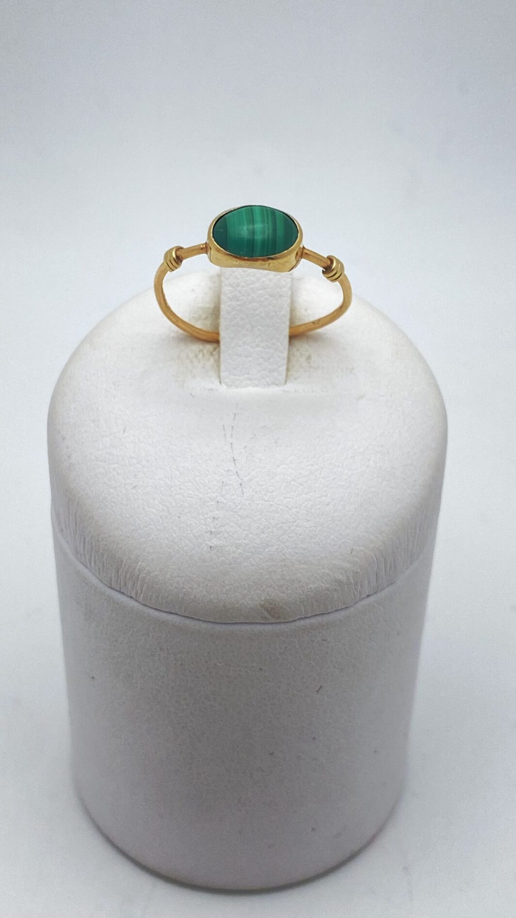 ANTICO ANELLO GEORGIANO IN ORO 9KT CON MALACHITE. INGHILTERRA, EPOCA GIORGIO IV, 1820 ca. - immagine 3