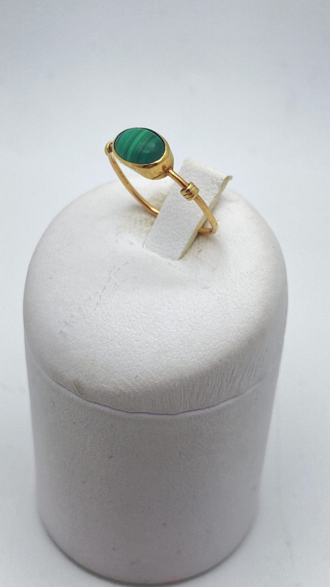 ANTICO ANELLO GEORGIANO IN ORO 9KT CON MALACHITE. INGHILTERRA, EPOCA GIORGIO IV, 1820 ca. - immagine 4