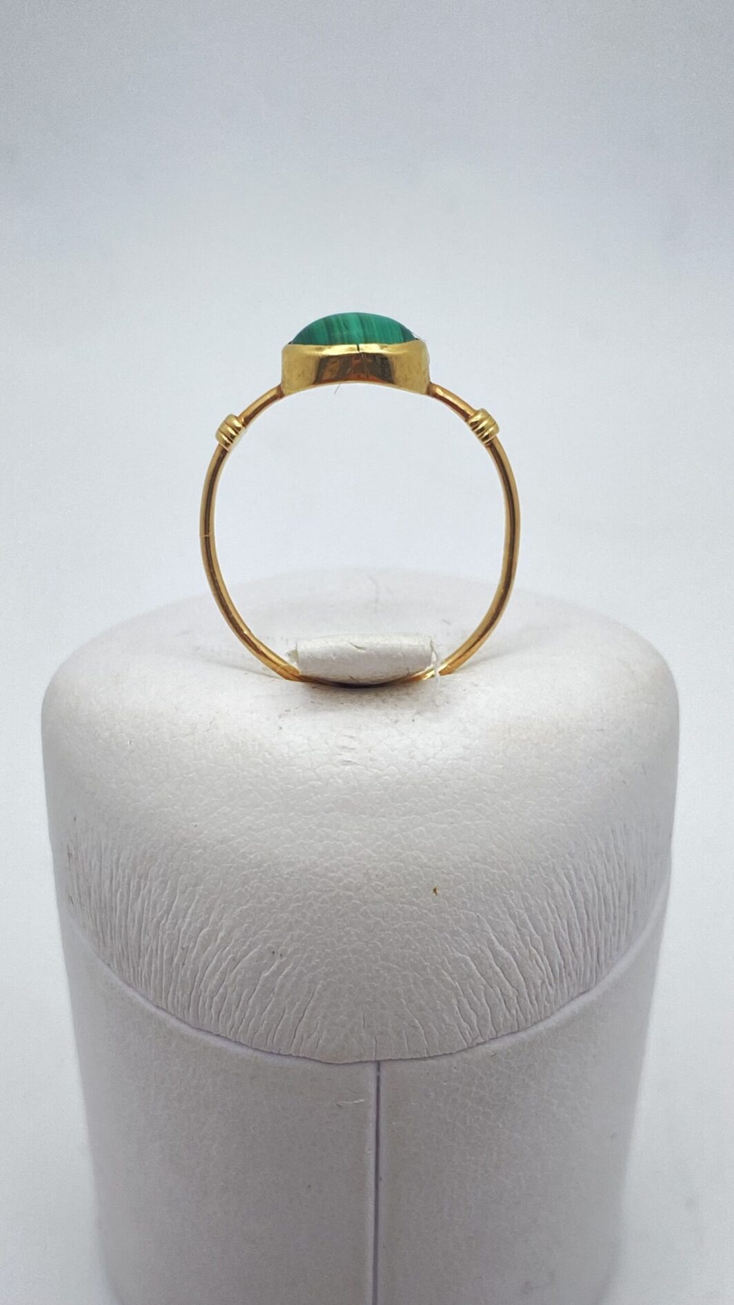 ANTICO ANELLO GEORGIANO IN ORO 9KT CON MALACHITE. INGHILTERRA, EPOCA GIORGIO IV, 1820 ca. - immagine 5