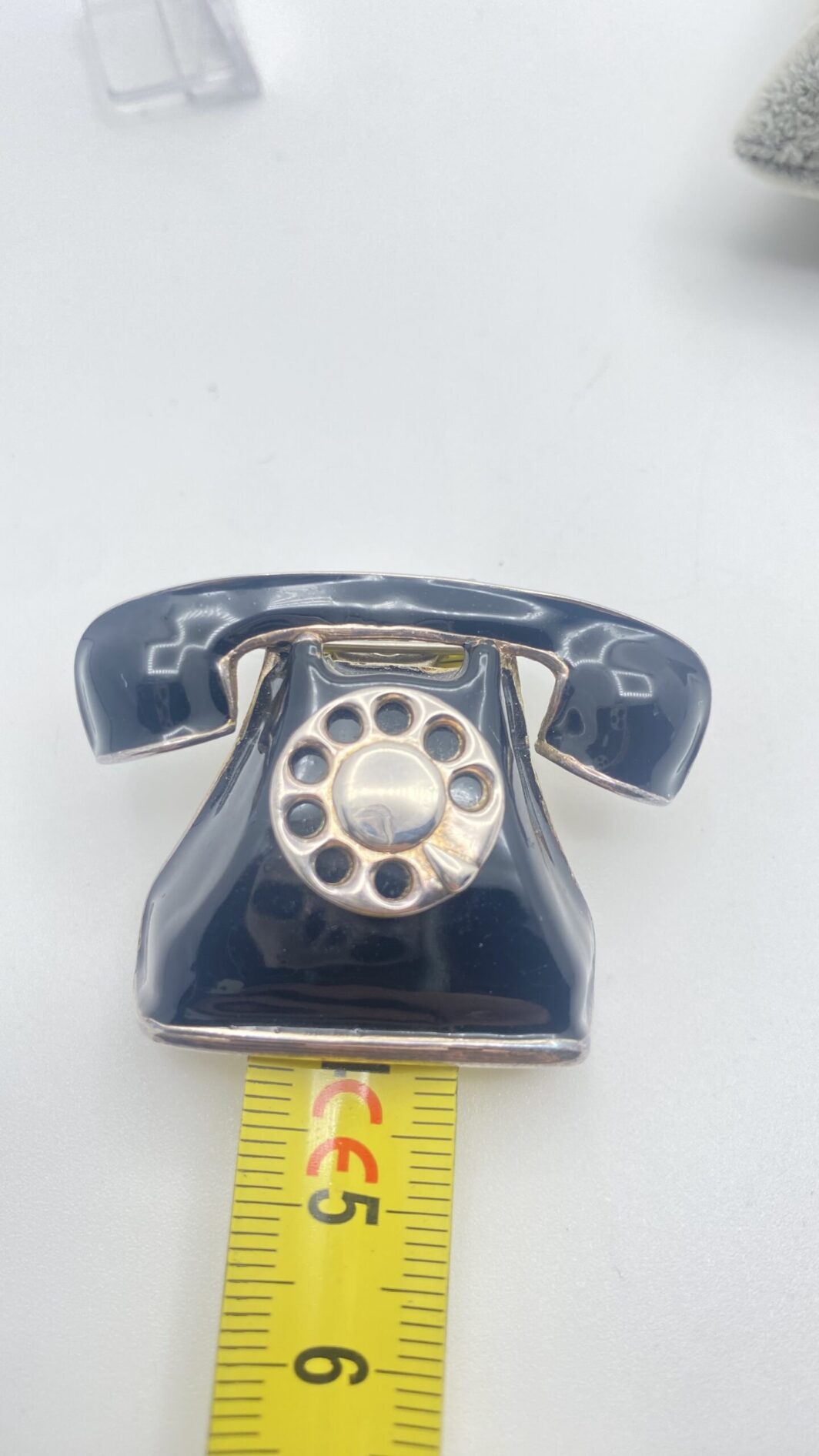 BUTLER & WILSON. SPILLA VINTAGE A FORMA DI TELEFONO, IN METALLO SMALTATO. U.K. ANNI ‘80 - immagine 9