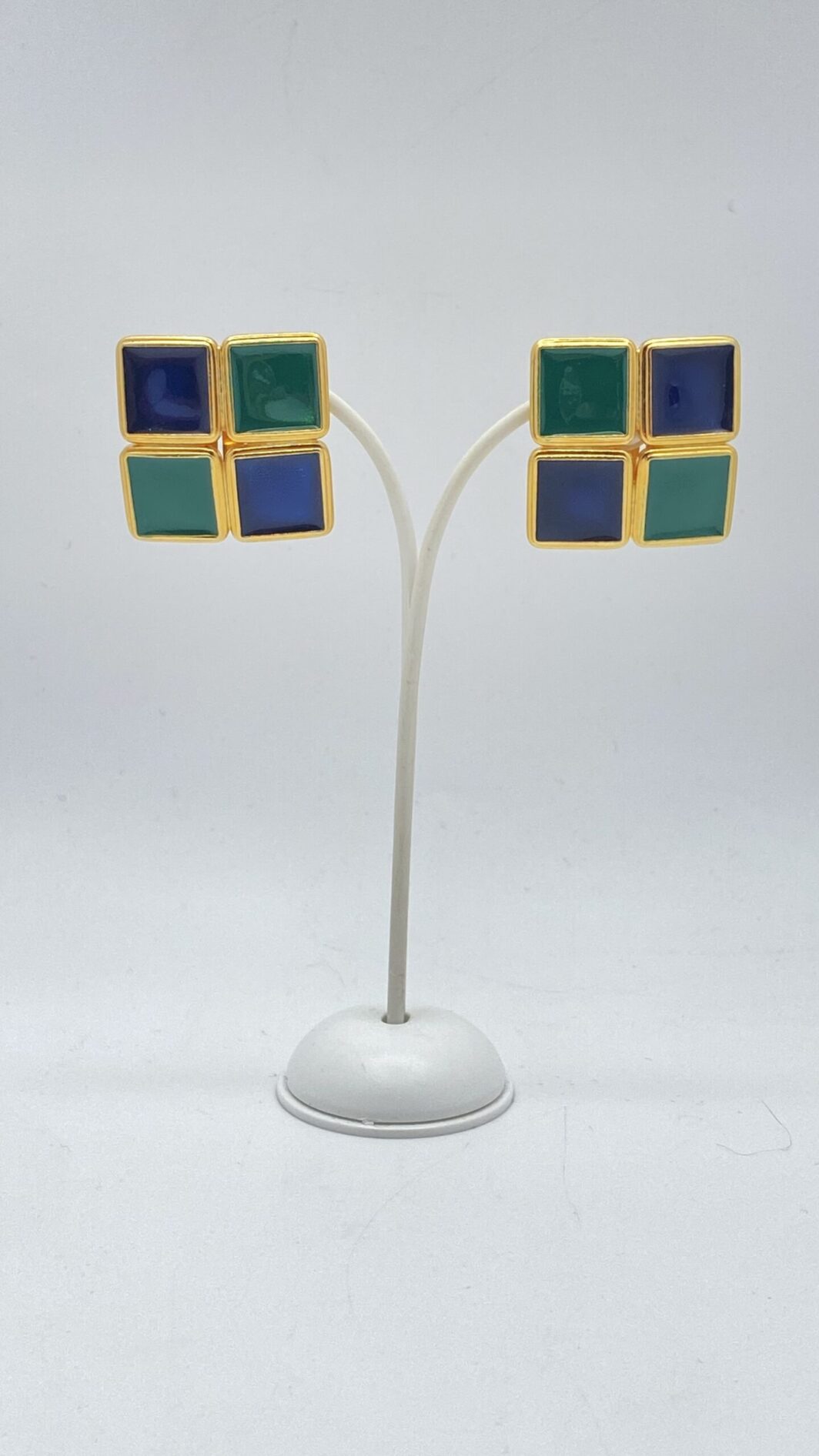 ORECCHINI VINTAGE ANNI ‘80 A SMALTI BLU E VERDI. UNSIGNED.