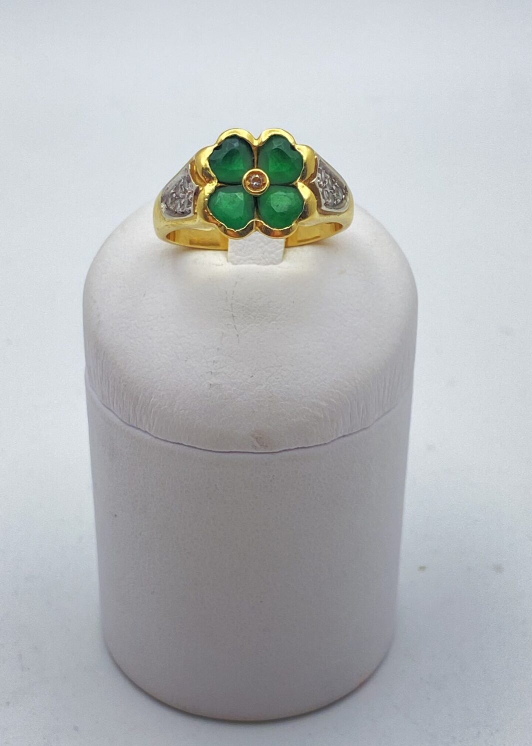 ANELLO VINTAGE IN ORO 18kt  CON QUADRIFOGLIO PORTE-BONHEUR IN PIETRE VERDI E ZIRCONI.