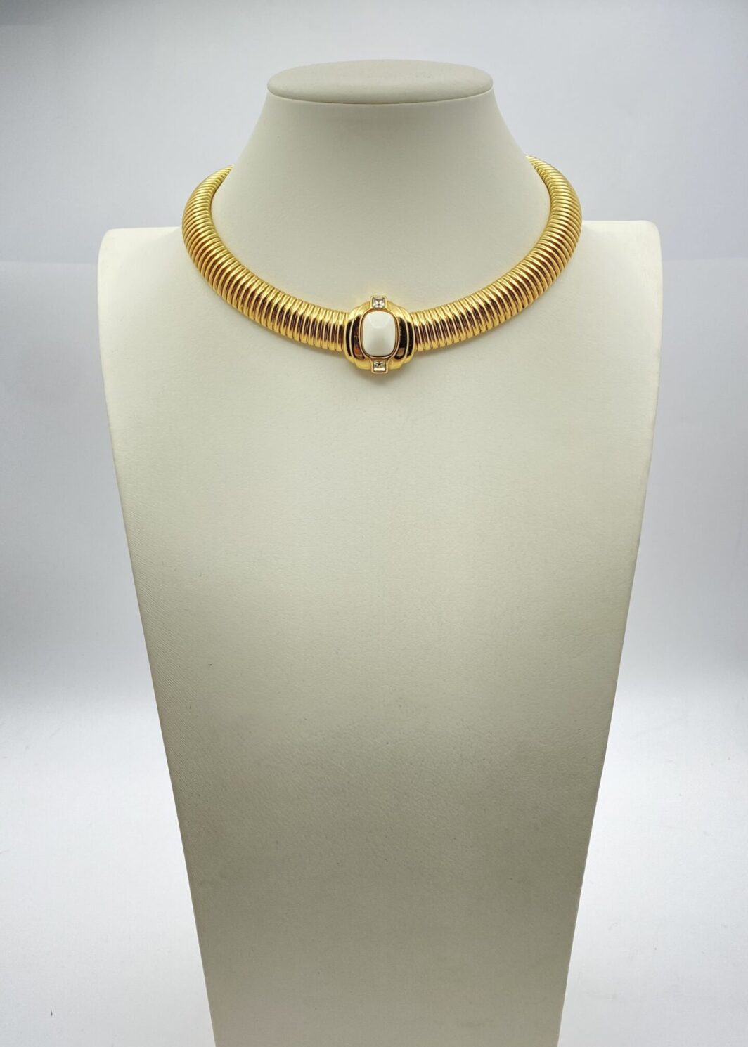 GIVENCHY ANNI ‘90. COLLIER TUBO GAS WHITE CABOCHON CRYSTAL.