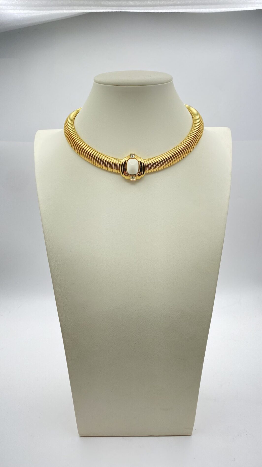 GIVENCHY ANNI ‘90. COLLIER TUBO GAS WHITE CABOCHON CRYSTAL.