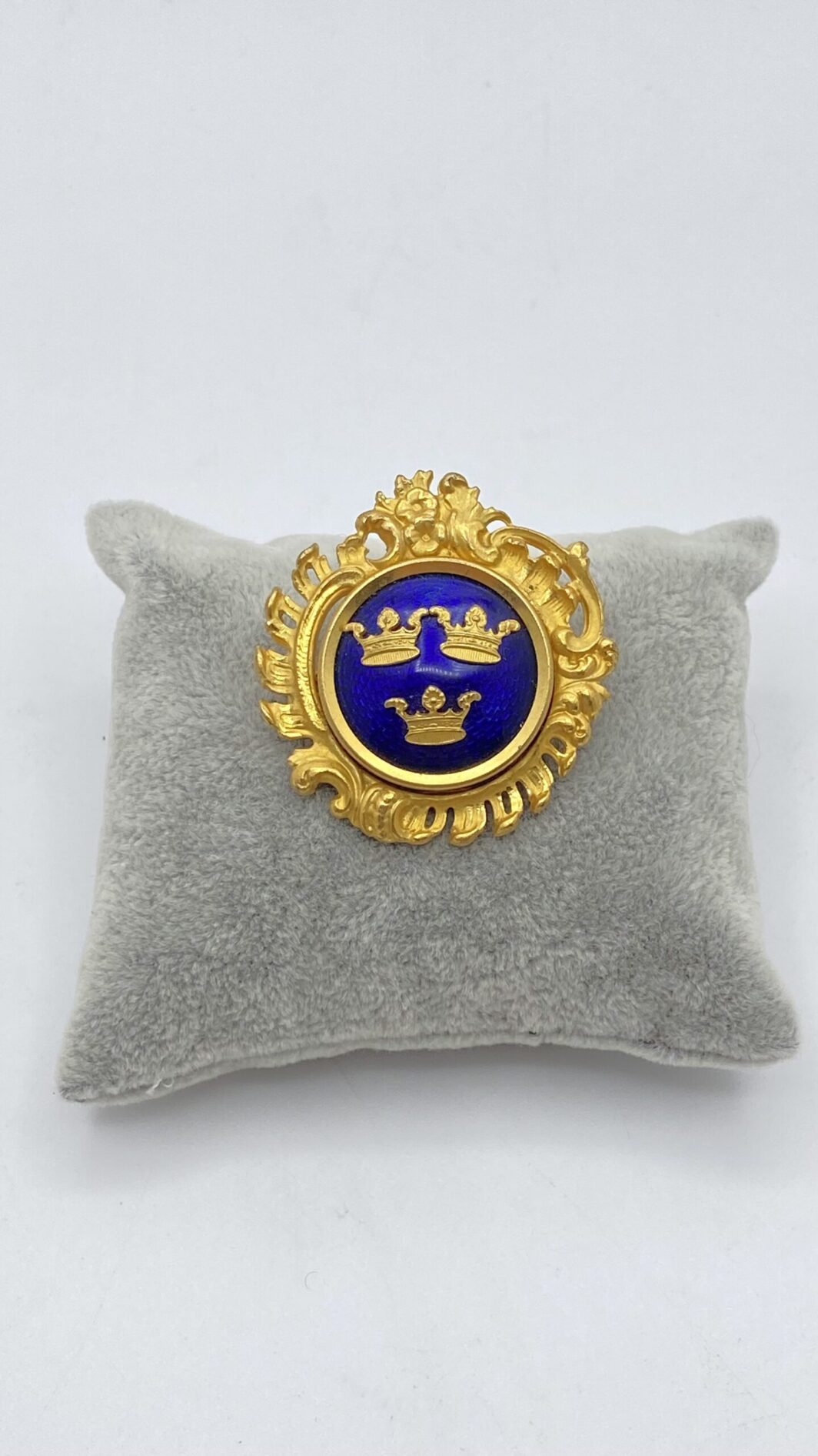 SPORRONG & CO. SPILLA CON STEMMA SVEDESE IN METALLO GOLDTONE E SMALTI.