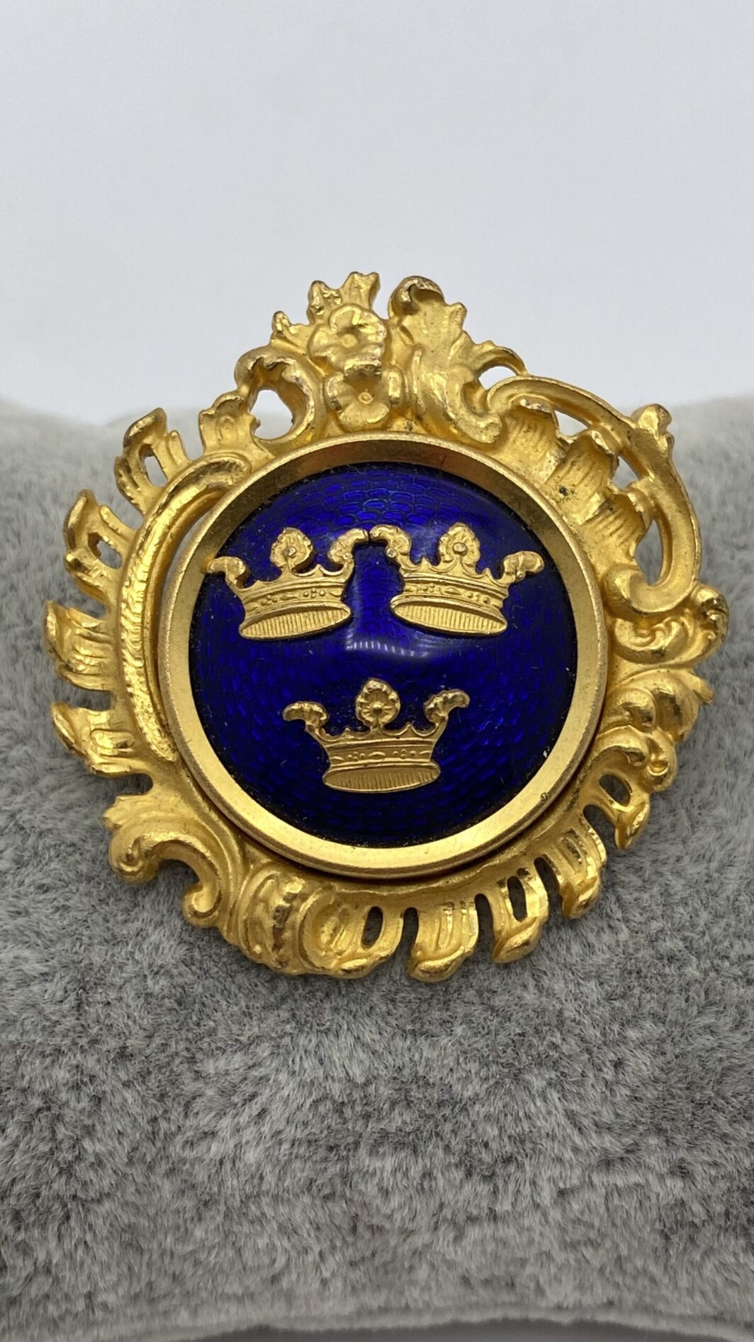 SPORRONG & CO. SPILLA CON STEMMA SVEDESE IN METALLO GOLDTONE E SMALTI. - immagine 6