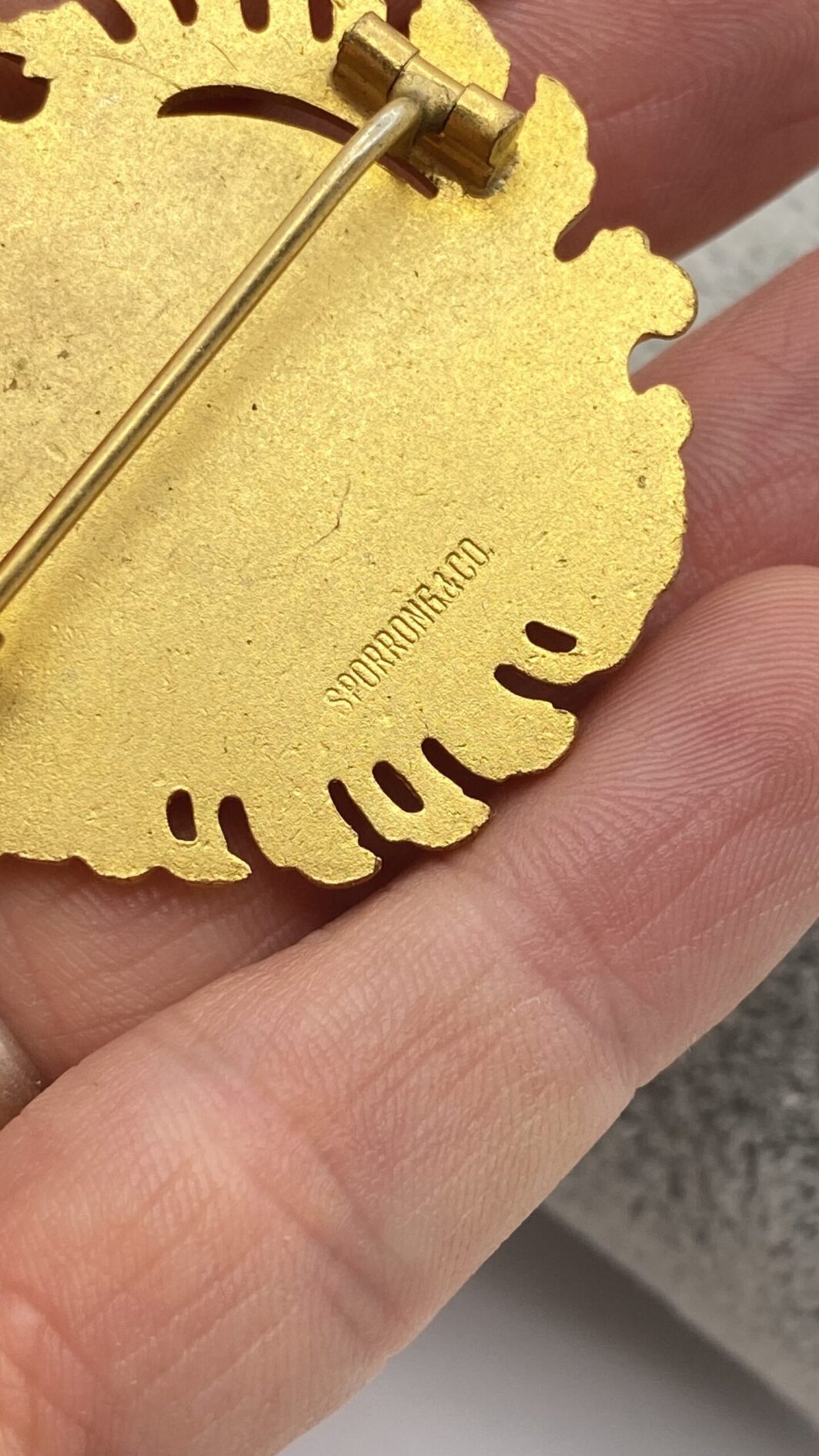SPORRONG & CO. SPILLA CON STEMMA SVEDESE IN METALLO GOLDTONE E SMALTI. - immagine 7