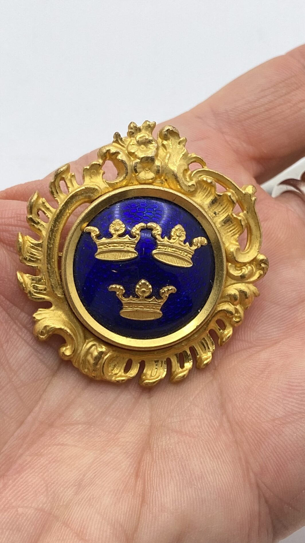 SPORRONG & CO. SPILLA CON STEMMA SVEDESE IN METALLO GOLDTONE E SMALTI. - immagine 4