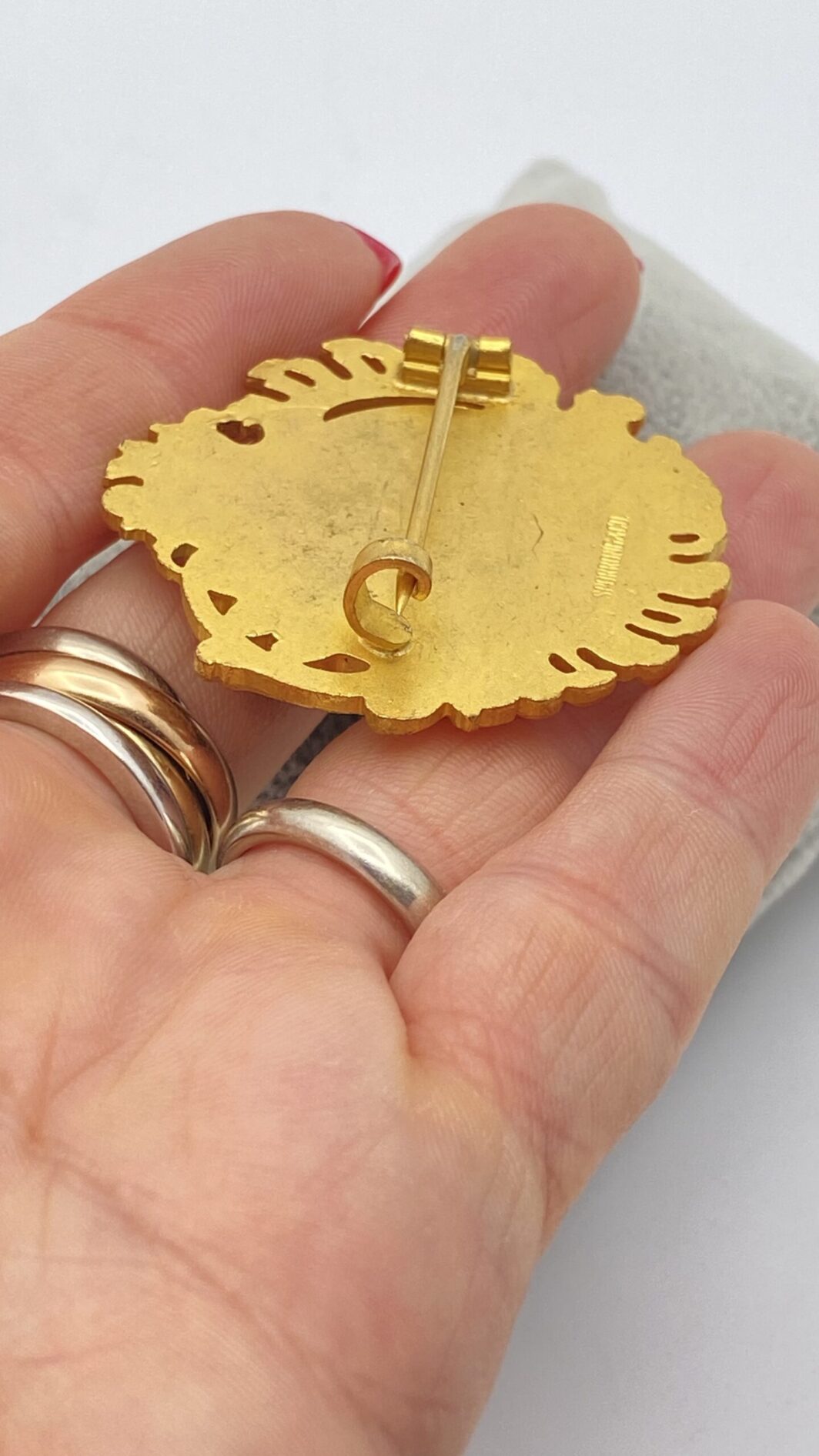 SPORRONG & CO. SPILLA CON STEMMA SVEDESE IN METALLO GOLDTONE E SMALTI. - immagine 2