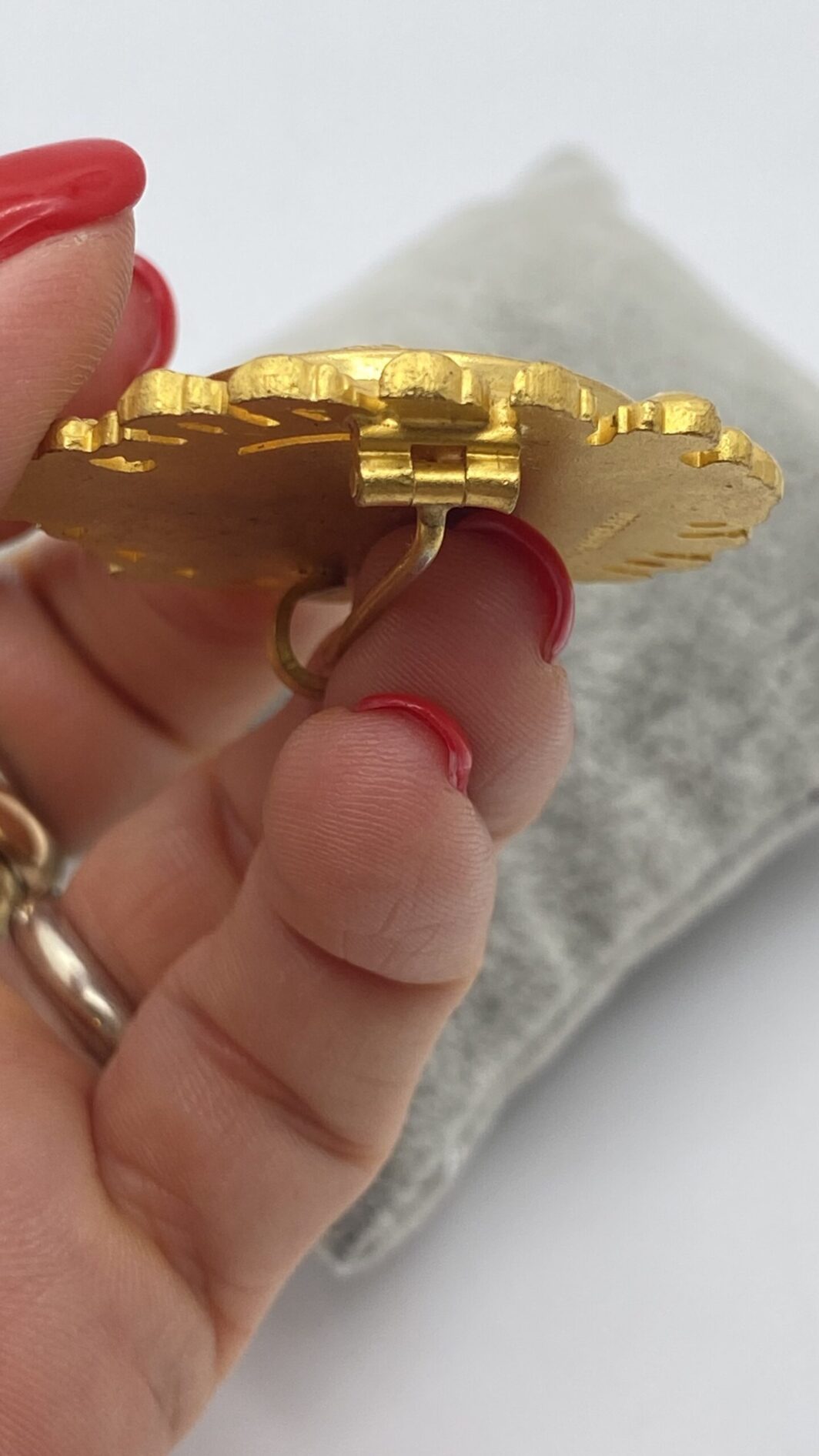 SPORRONG & CO. SPILLA CON STEMMA SVEDESE IN METALLO GOLDTONE E SMALTI. - immagine 3