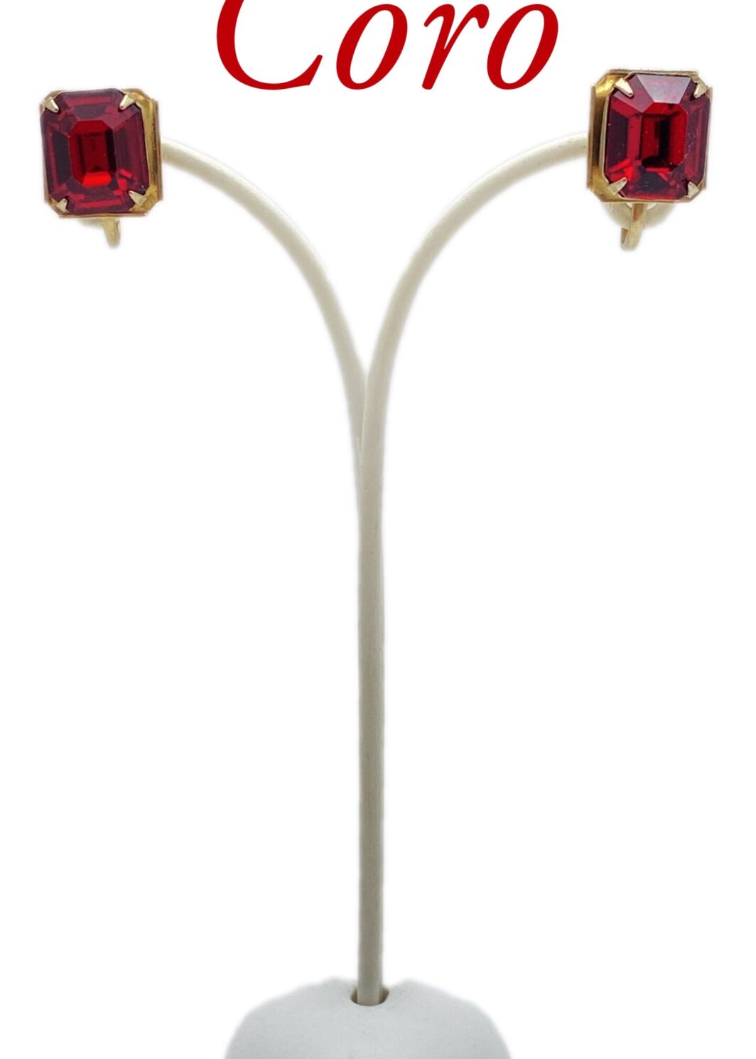 “CORO”. ORECCHINI VINTAGE ANNI ‘40 IN METALLO GOLDTONE E CRISTALLI ROSSO RUBINO.