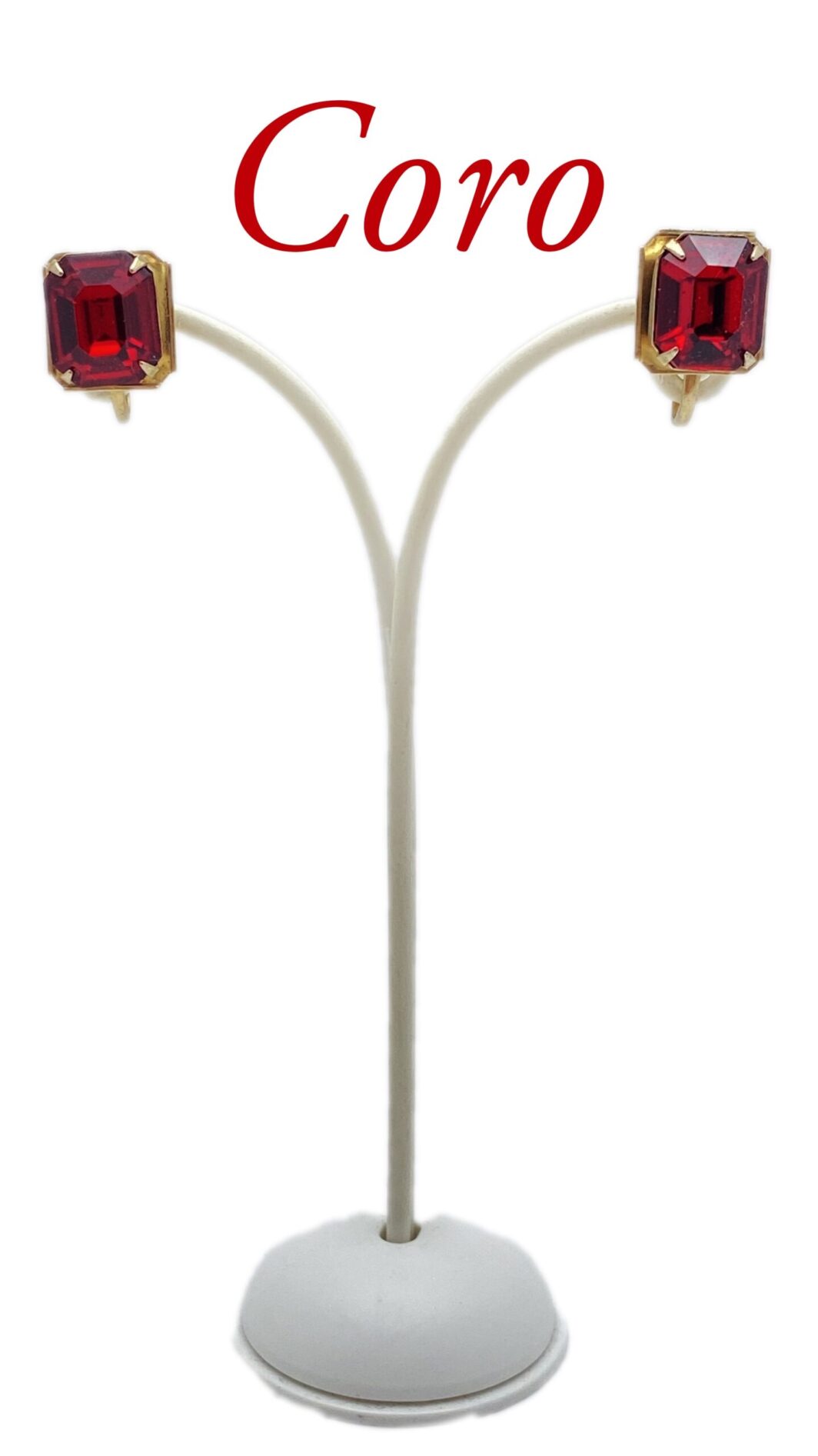 “CORO”. ORECCHINI VINTAGE ANNI ‘40 IN METALLO GOLDTONE E CRISTALLI ROSSO RUBINO.