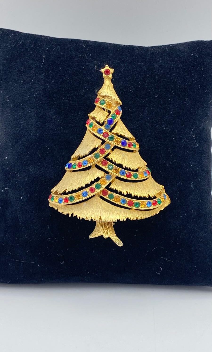 “J.J.” SPILLA NATALIZIA VINTAGE IN METALLO GOLDTONE E CRISTALLI POLICROMI. U.S.A. ANNI ‘50.