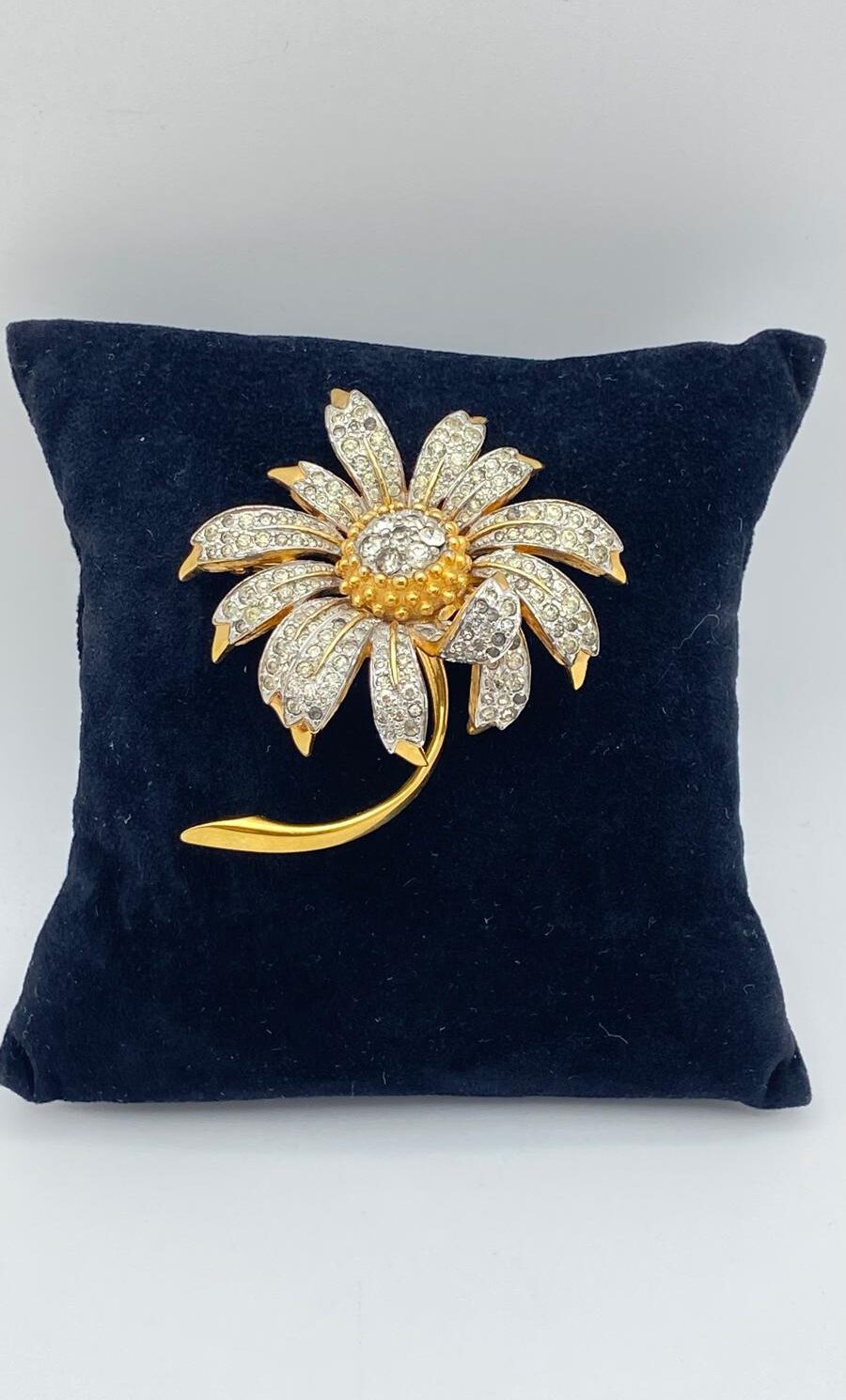 “JOMAZ”. SPILLA FLOREALE IN METALLO GOLDTONE E CRISTALLI. U.S.A. ANNI ‘30.