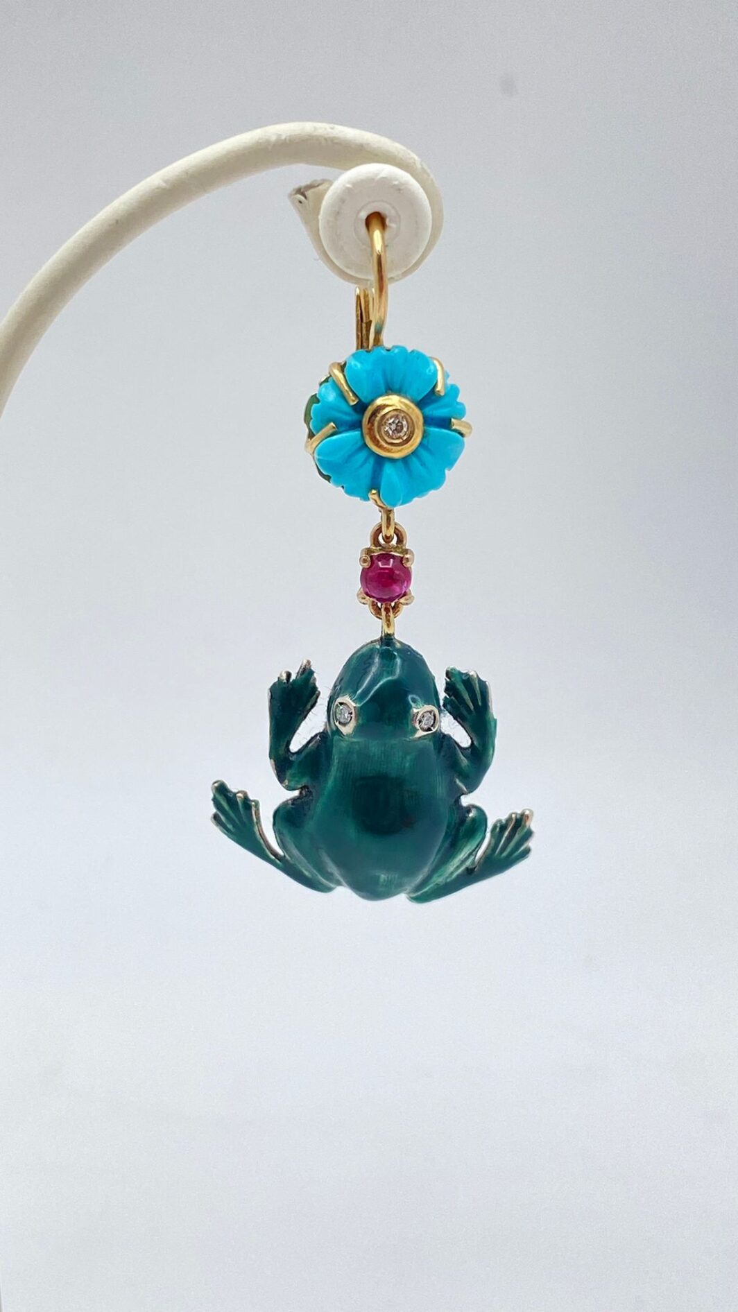 ORECCHINI IN ORO 14KT CON RANE SMALTATE, RUBINI E DIAMANTI - immagine 4