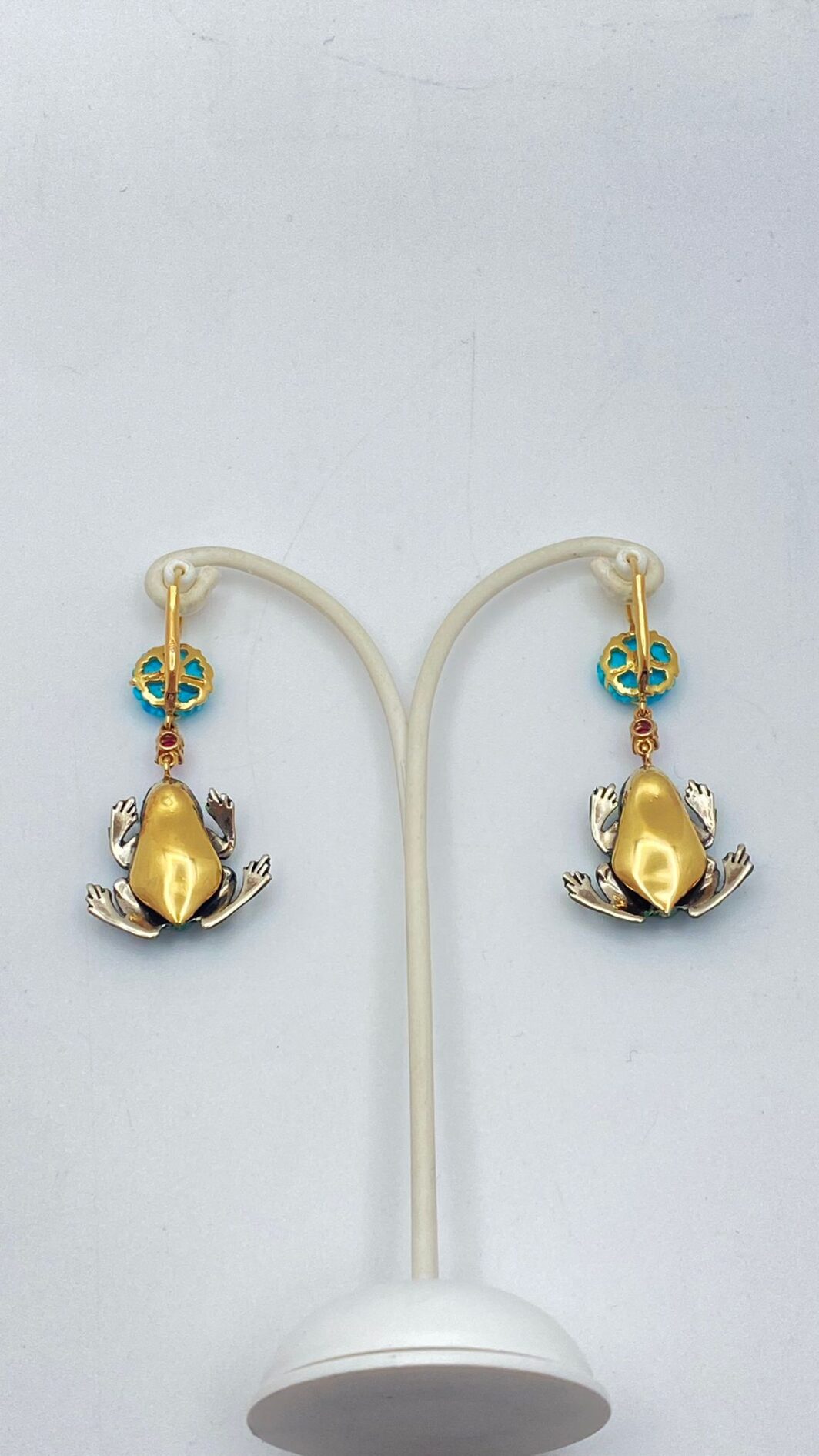 ORECCHINI IN ORO 14KT CON RANE SMALTATE, RUBINI E DIAMANTI - immagine 7