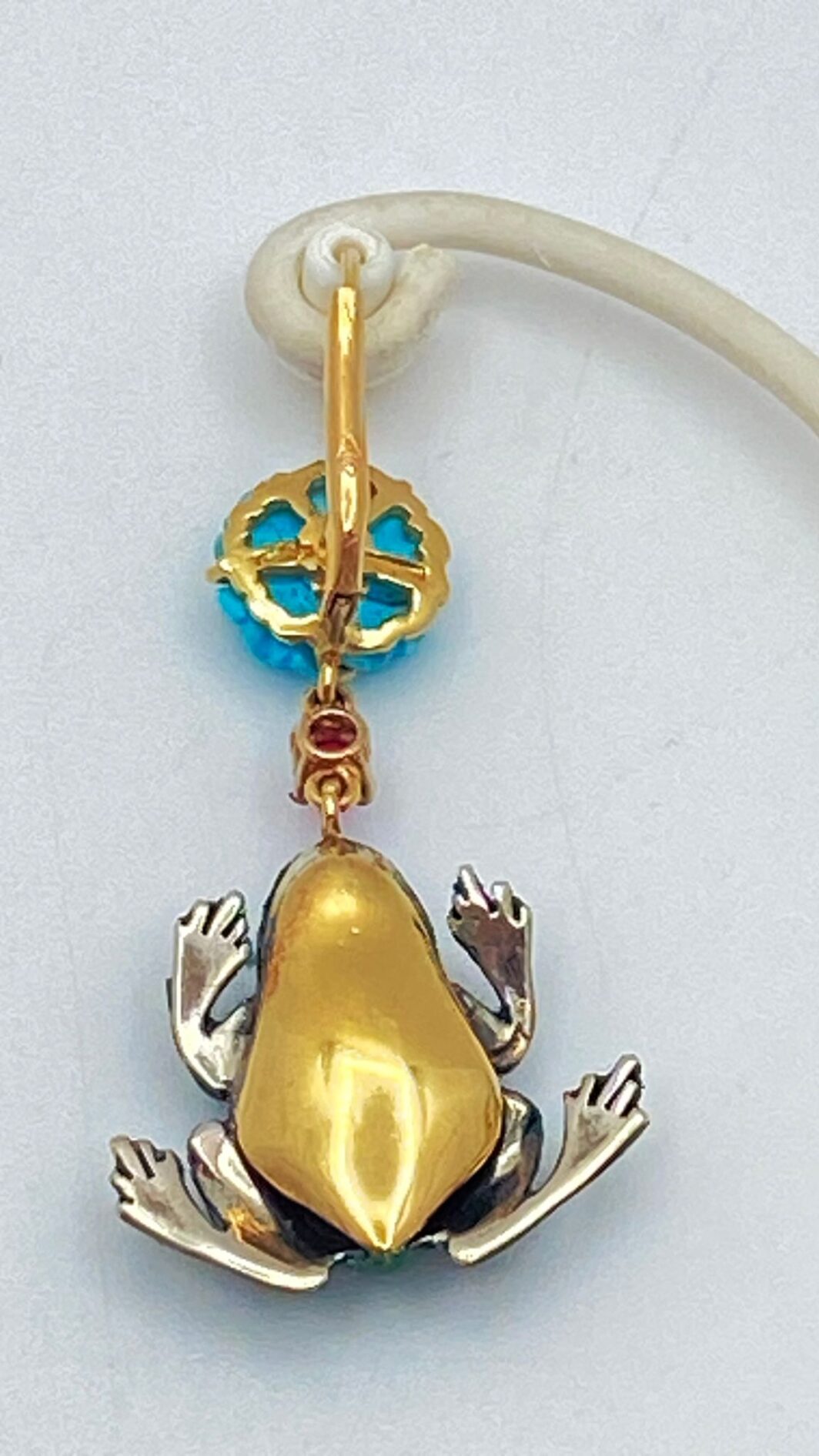 ORECCHINI IN ORO 14KT CON RANE SMALTATE, RUBINI E DIAMANTI - immagine 9