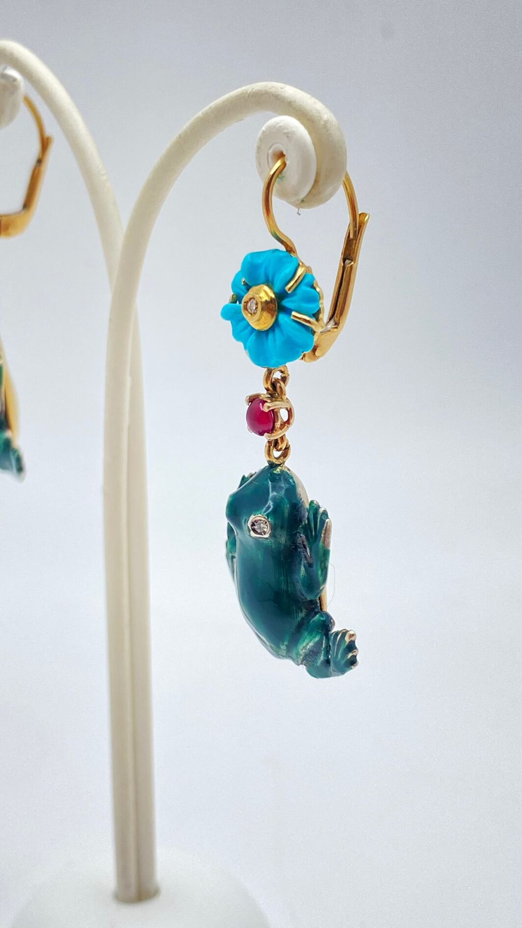 ORECCHINI IN ORO 14KT CON RANE SMALTATE, RUBINI E DIAMANTI - immagine 10