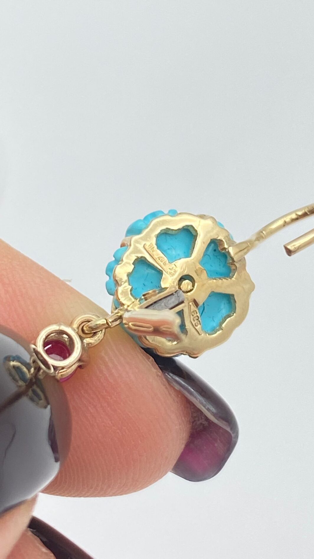 ORECCHINI IN ORO 14KT CON RANE SMALTATE, RUBINI E DIAMANTI - immagine 11