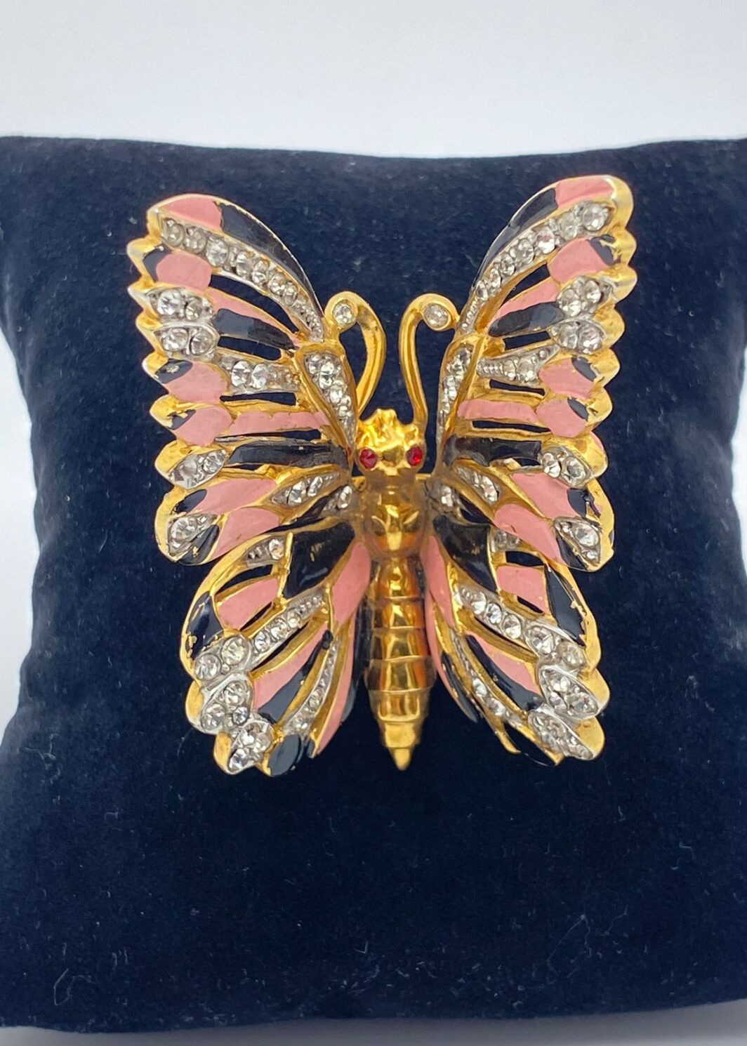 CLIP UNSIGNED A FARFALLA IN METALLO GOLDTONE, SMALTI E CRISTALLI. USA ANNI ‘30