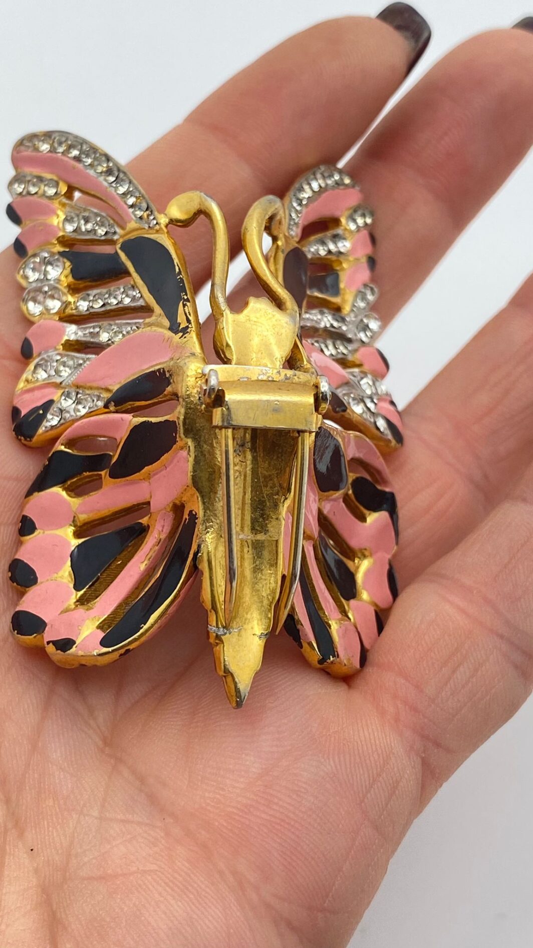 CLIP UNSIGNED A FARFALLA IN METALLO GOLDTONE, SMALTI E CRISTALLI. USA ANNI ‘30 - immagine 5