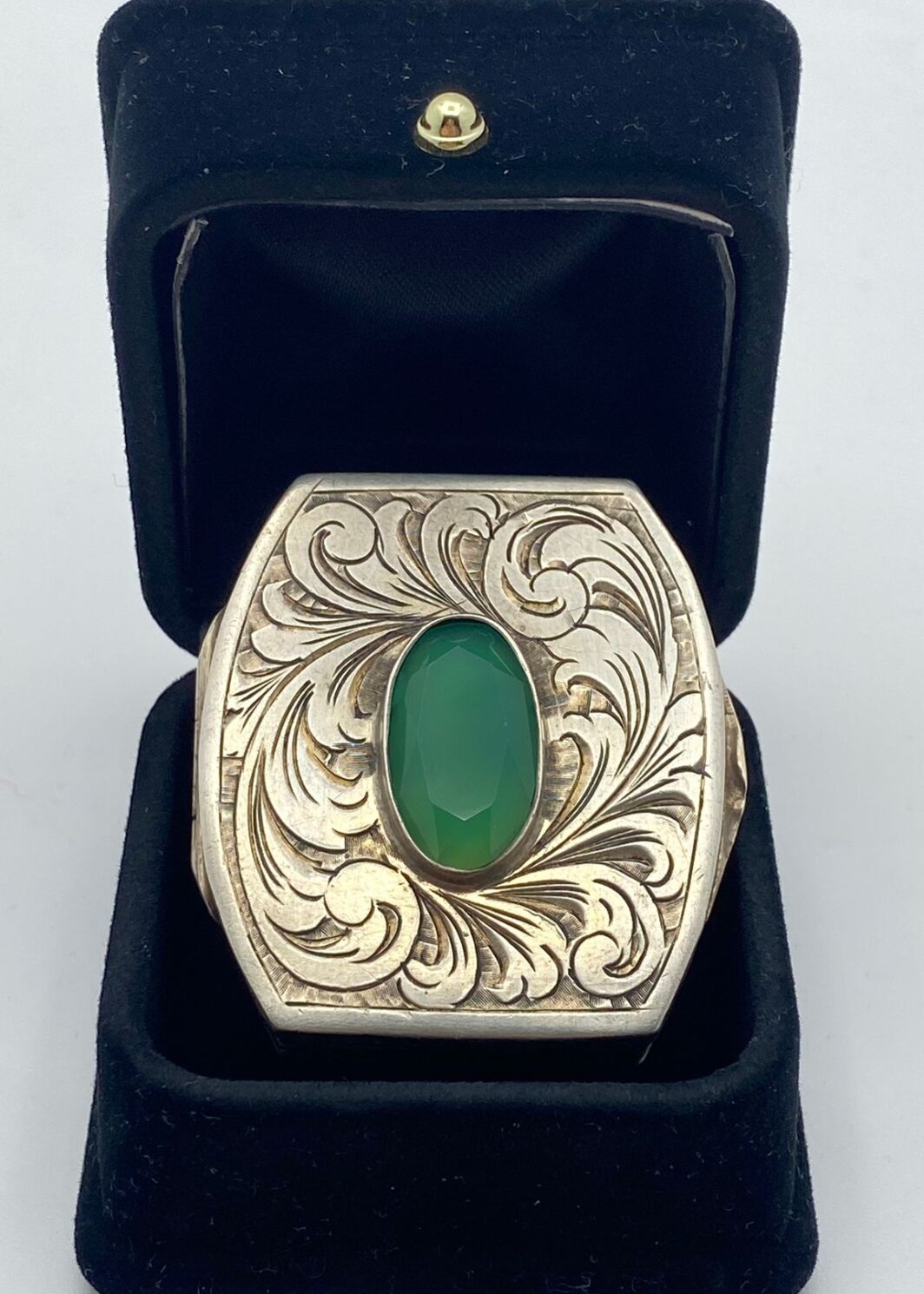 PREGIATO PORTA BON-BON IN ARGENTO CESELLATO CON CENTRALE IN AGATA VERDE. ITALIA, BOLLI FASCIO LITTORIO, DATABILE TRA 28 OTTOBRE 1929 E IL 27 OTTOBRE 1930.