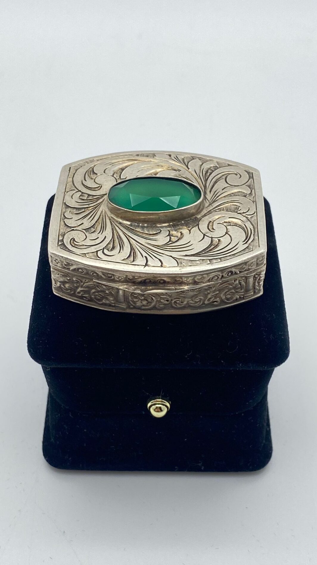 PREGIATO PORTA BON-BON IN ARGENTO CESELLATO CON CENTRALE IN AGATA VERDE. ITALIA, BOLLI FASCIO LITTORIO, DATABILE TRA 28 OTTOBRE 1929 E IL 27 OTTOBRE 1930. - immagine 5