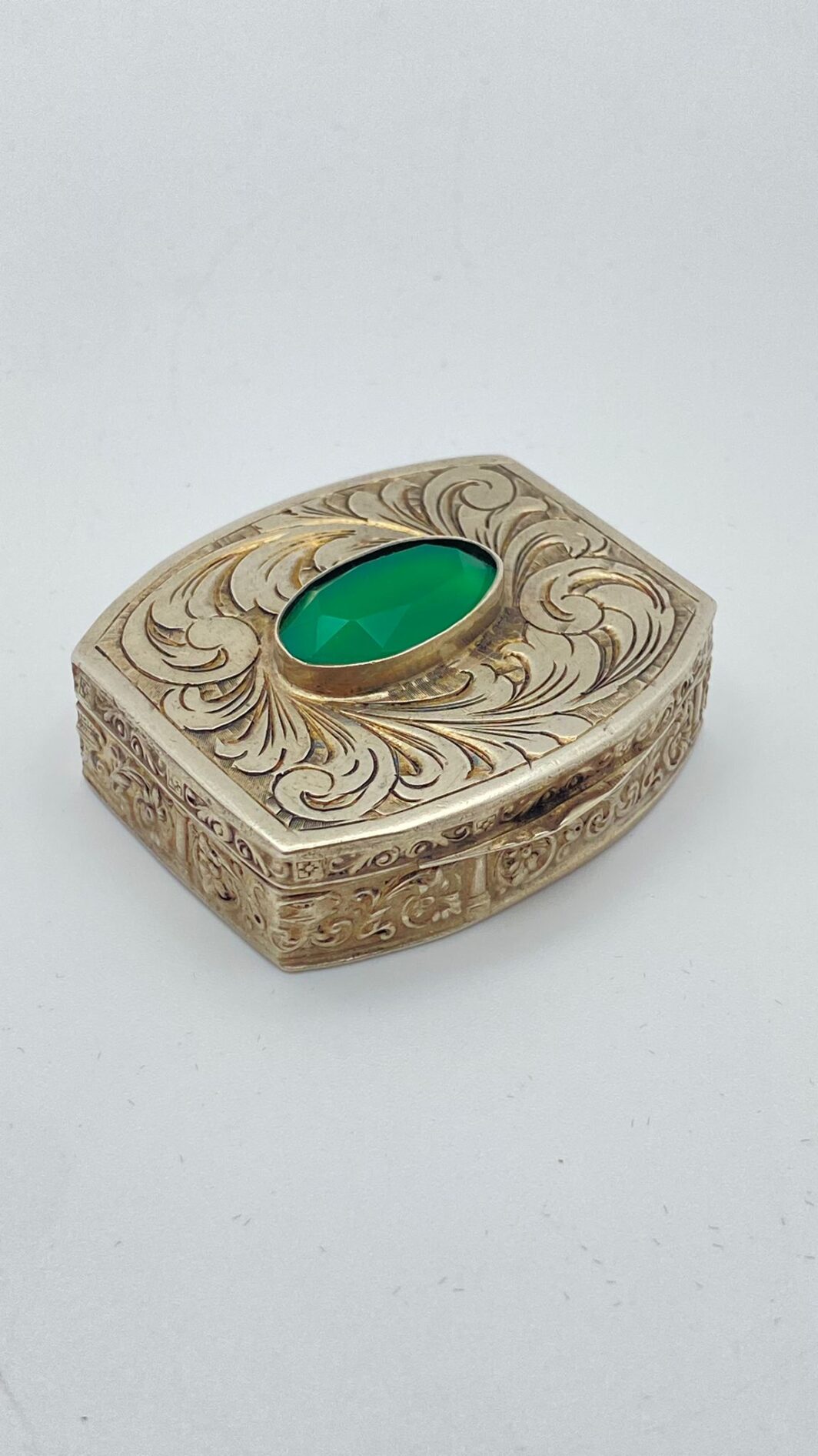 PREGIATO PORTA BON-BON IN ARGENTO CESELLATO CON CENTRALE IN AGATA VERDE. ITALIA, BOLLI FASCIO LITTORIO, DATABILE TRA 28 OTTOBRE 1929 E IL 27 OTTOBRE 1930. - immagine 6
