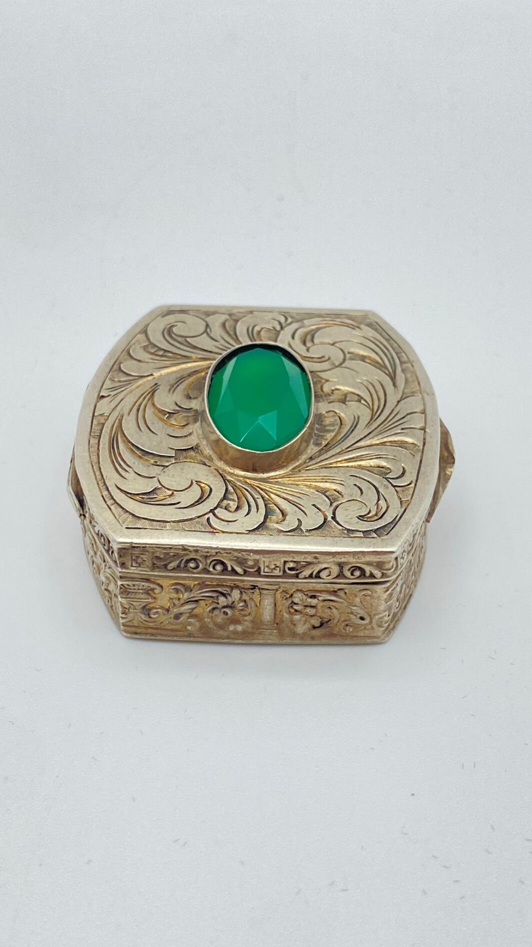 PREGIATO PORTA BON-BON IN ARGENTO CESELLATO CON CENTRALE IN AGATA VERDE. ITALIA, BOLLI FASCIO LITTORIO, DATABILE TRA 28 OTTOBRE 1929 E IL 27 OTTOBRE 1930. - immagine 9
