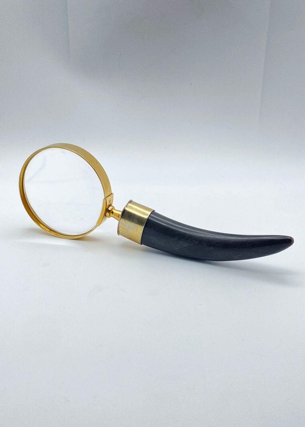 GRANDE E IMPORTANTE LENTE DA SCRITTOIO IN ARGENTO E CORNO. VINTAGE ANNI ‘50
